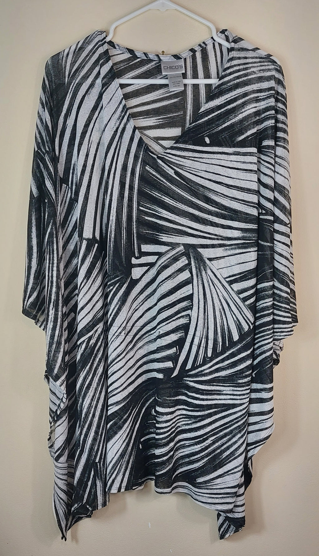 2 32 Chicos Black and White print Top Size medium large
