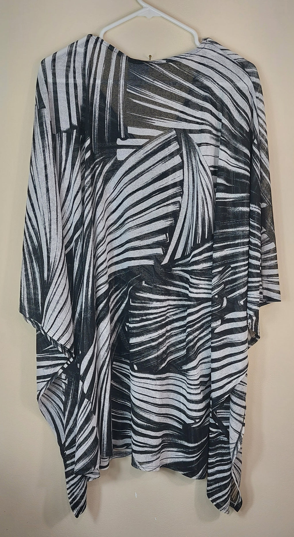 2 32 Chicos Black and White print Top Size medium large