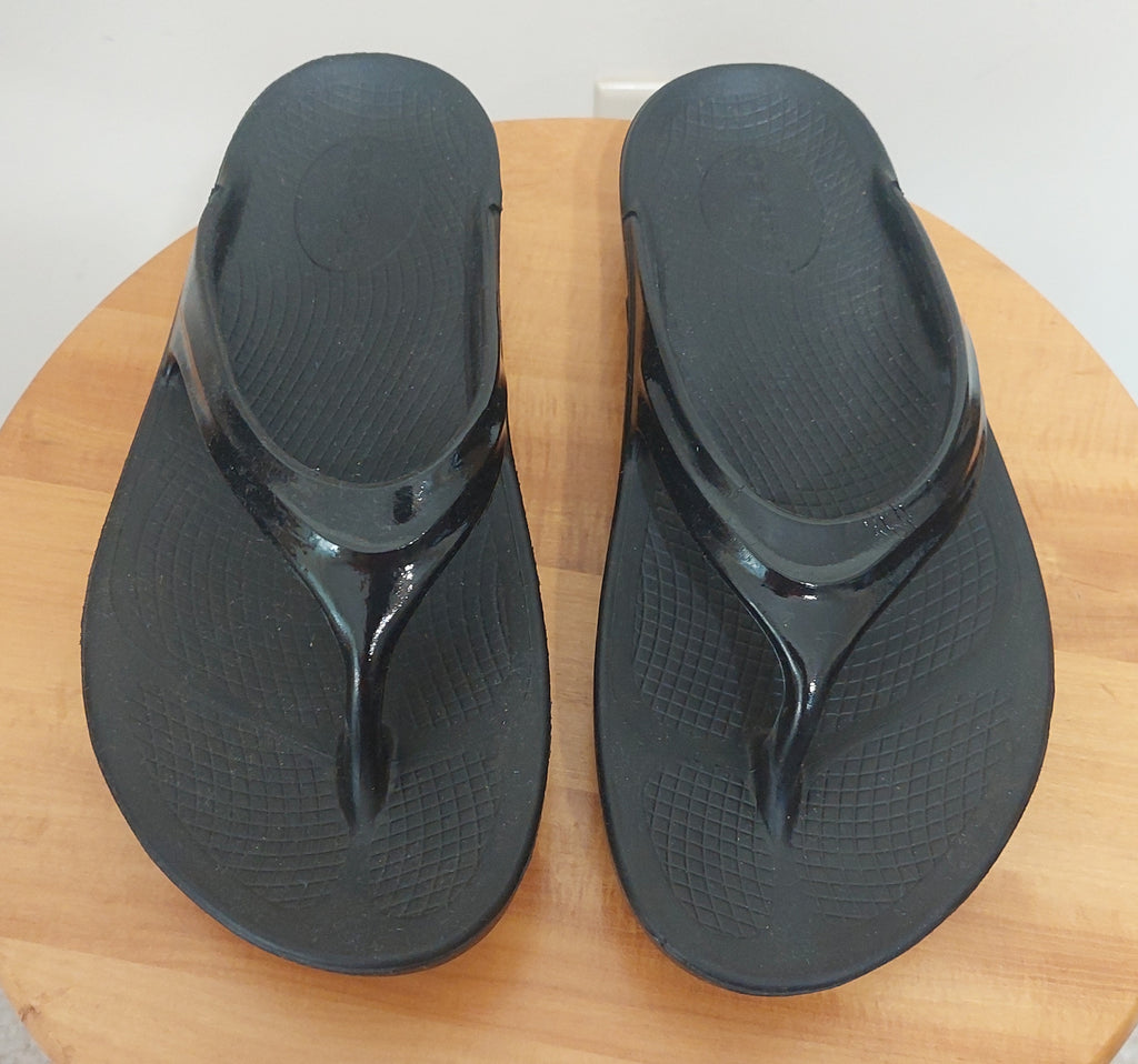 7 12 OOFOS Size 6 Black OOlala Recovery Flip Flops