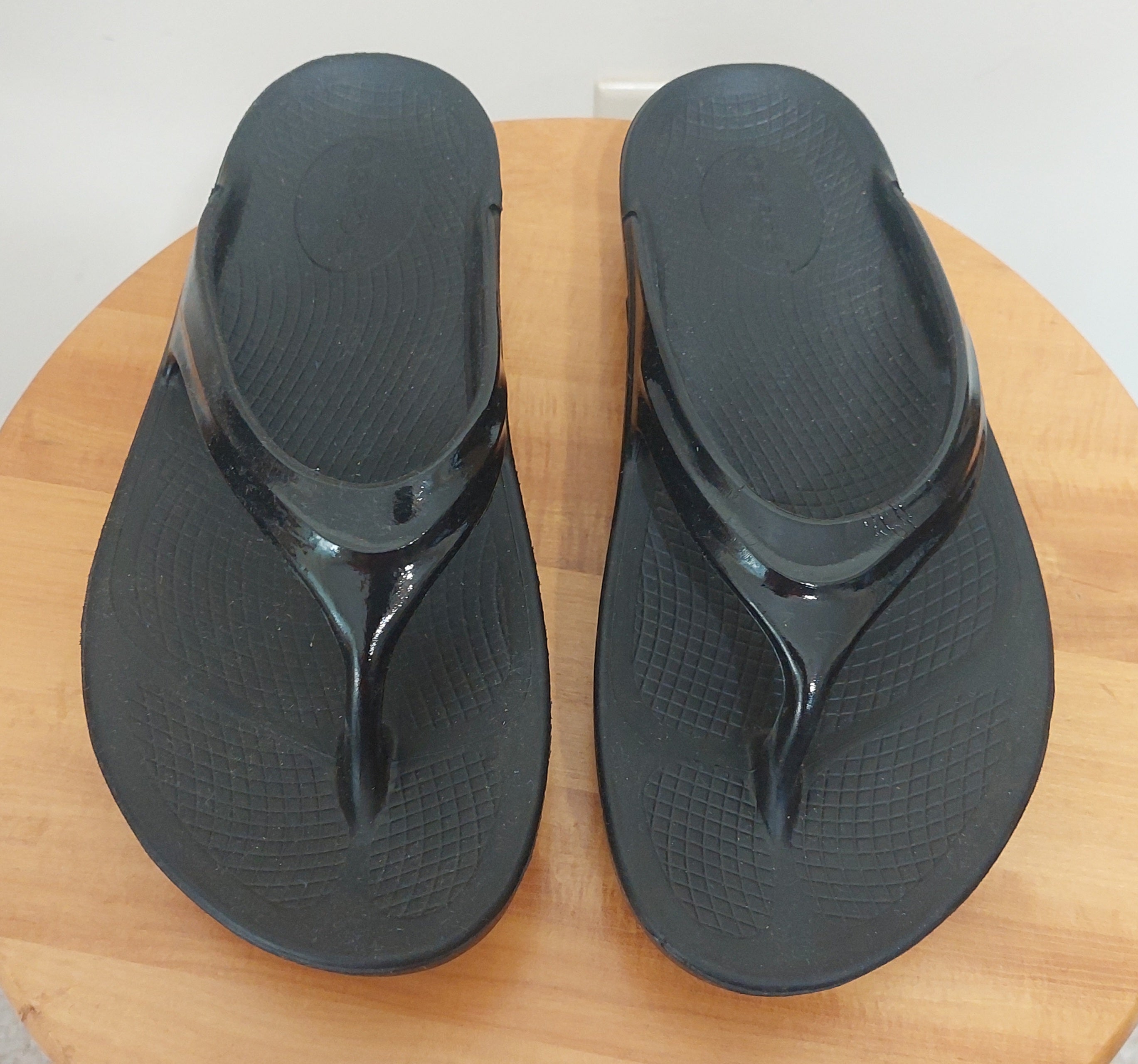 7 12 OOFOS Size 6 Black OOlala Recovery Flip Flops