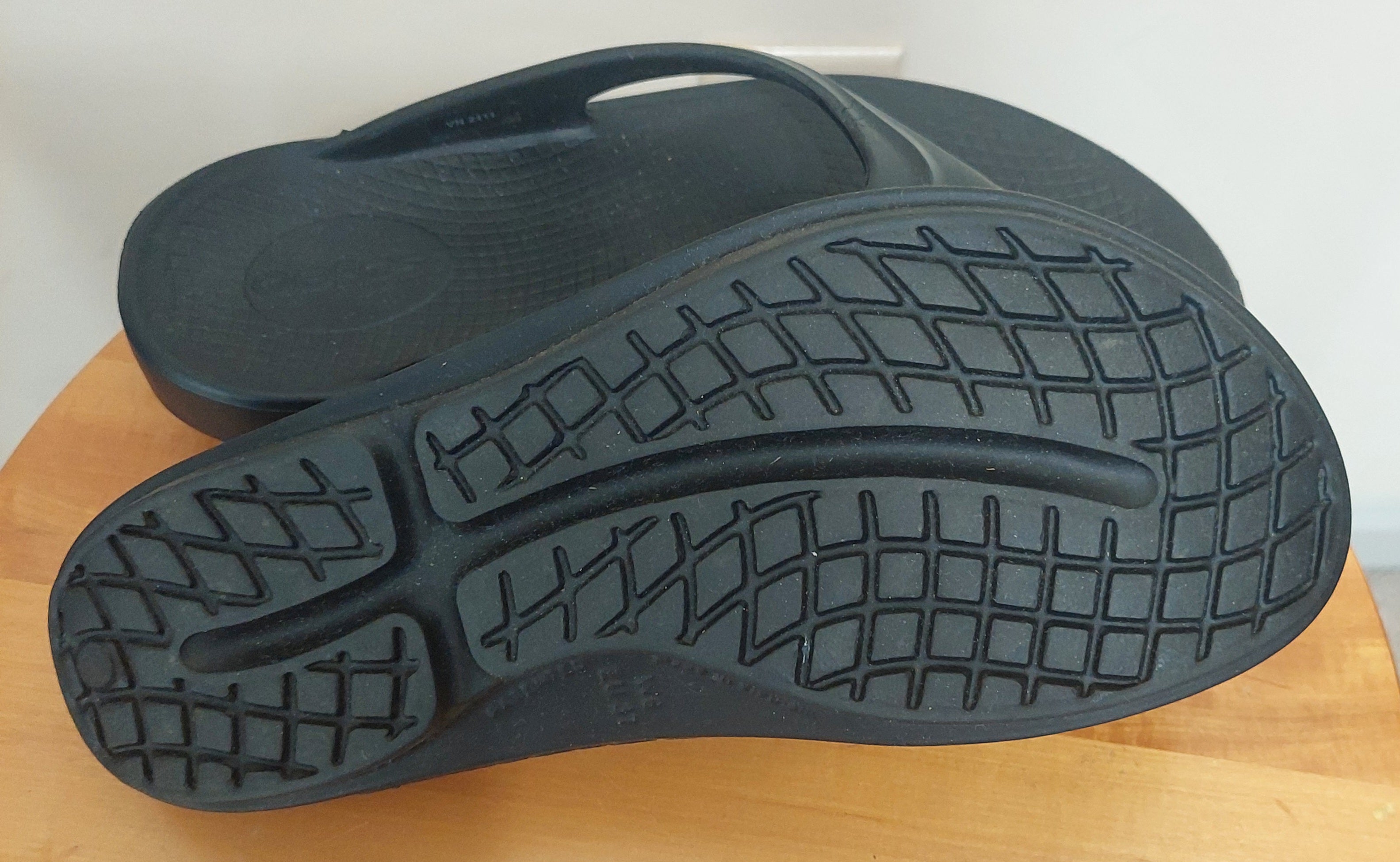 7 12 OOFOS Size 6 Black OOlala Recovery Flip Flops