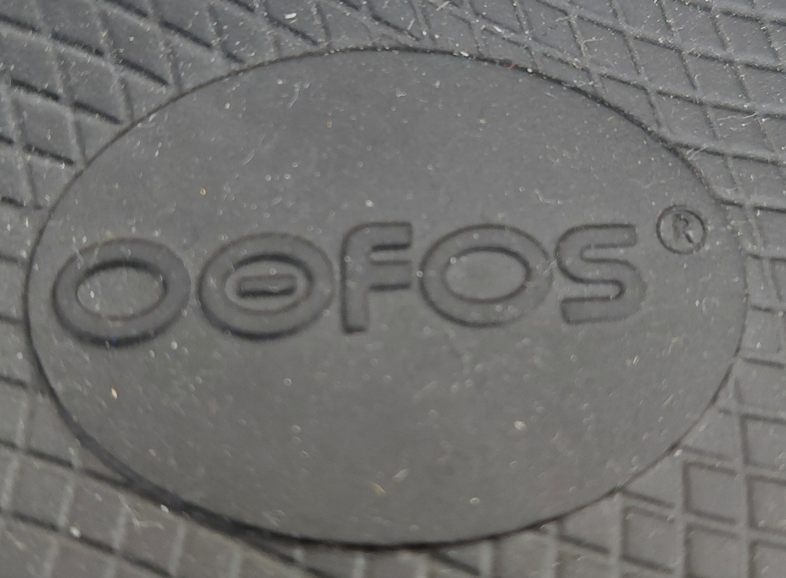 7 12 OOFOS Size 6 Black OOlala Recovery Flip Flops