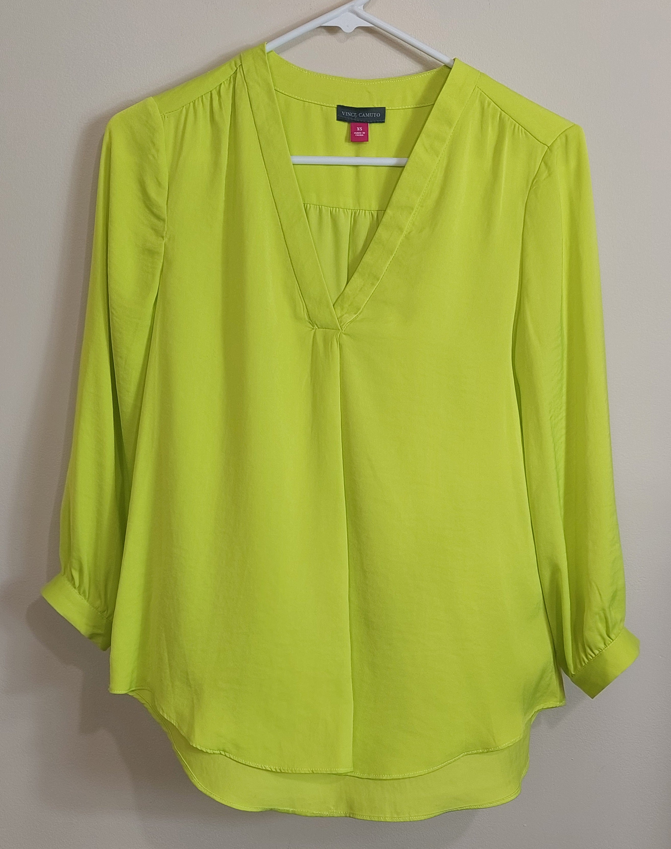 3 33 Vince Camuto XS Blouse Lime Green V Neck Hi Low Hem Roll Tab Sleeve