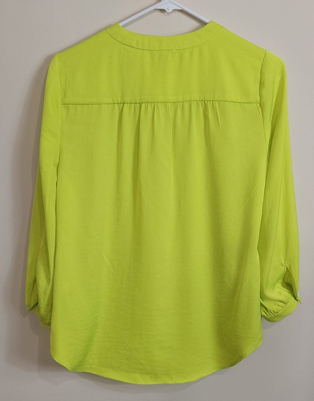 3 33 Vince Camuto XS Blouse Lime Green V Neck Hi Low Hem Roll Tab Sleeve