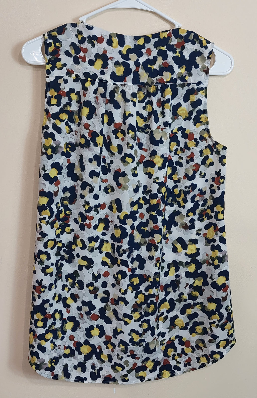3 41 CAbi Medium Sleeveless Blouse White Navy Yellow Rust Abstract Animal Print Ruffle V Neck Lightweight Boutique Favorite