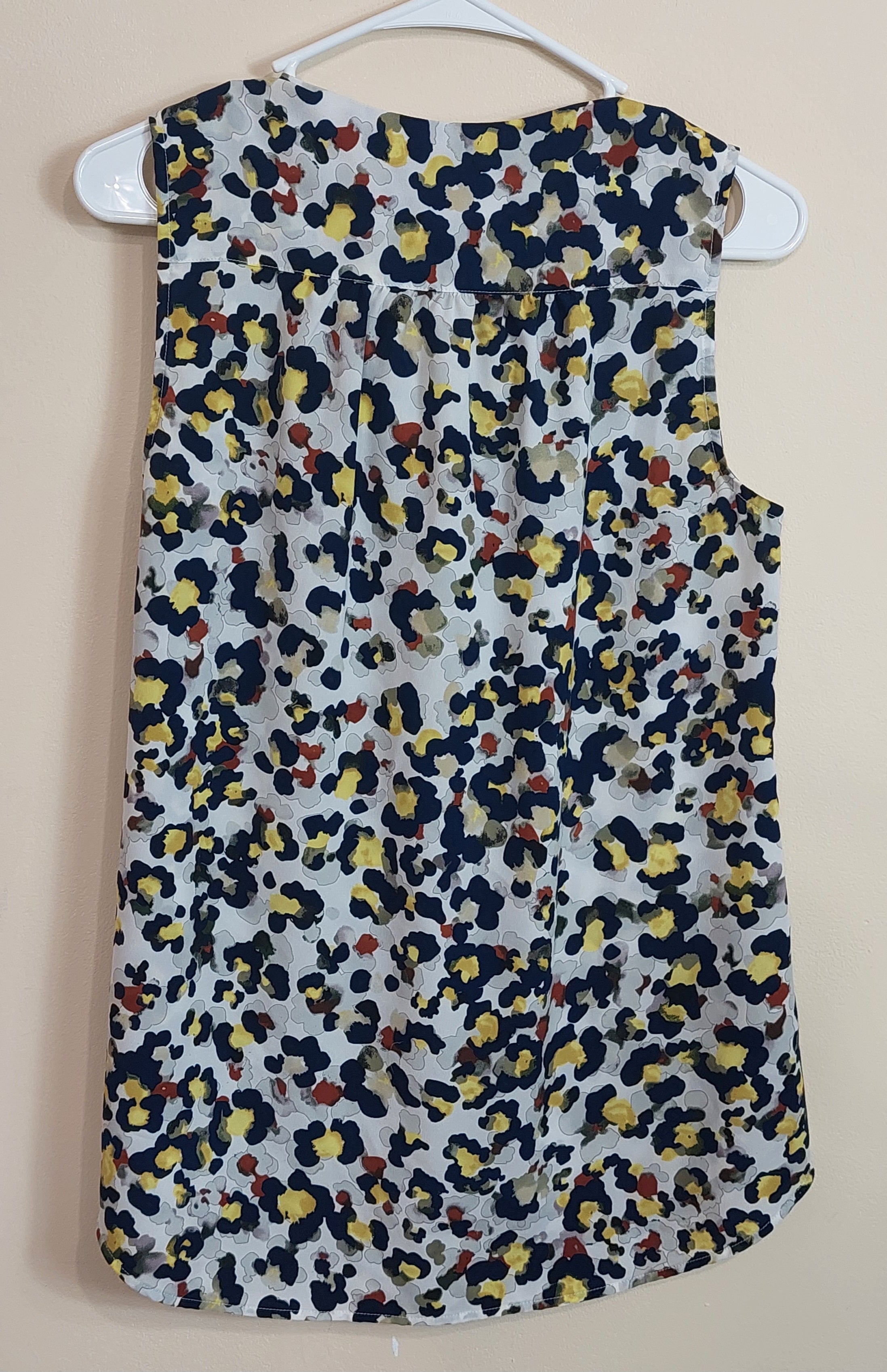 3 41 CAbi Medium Sleeveless Blouse White Navy Yellow Rust Abstract Animal Print Ruffle V Neck Lightweight Boutique Favorite