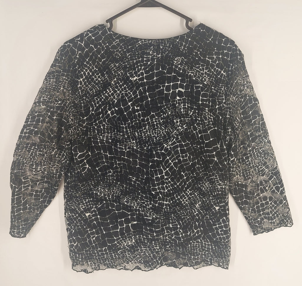 9-18 Chico’s Design Size Large  Black White Animal Print V-Neck 3/4 Sleeve Top