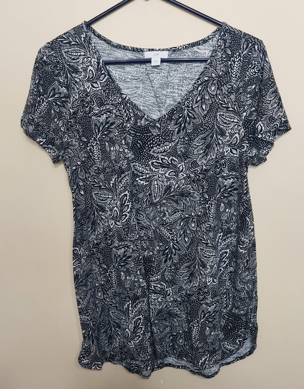 5 19 J. Jill Black an White Paisley Paisley V Neck Tee Size Small