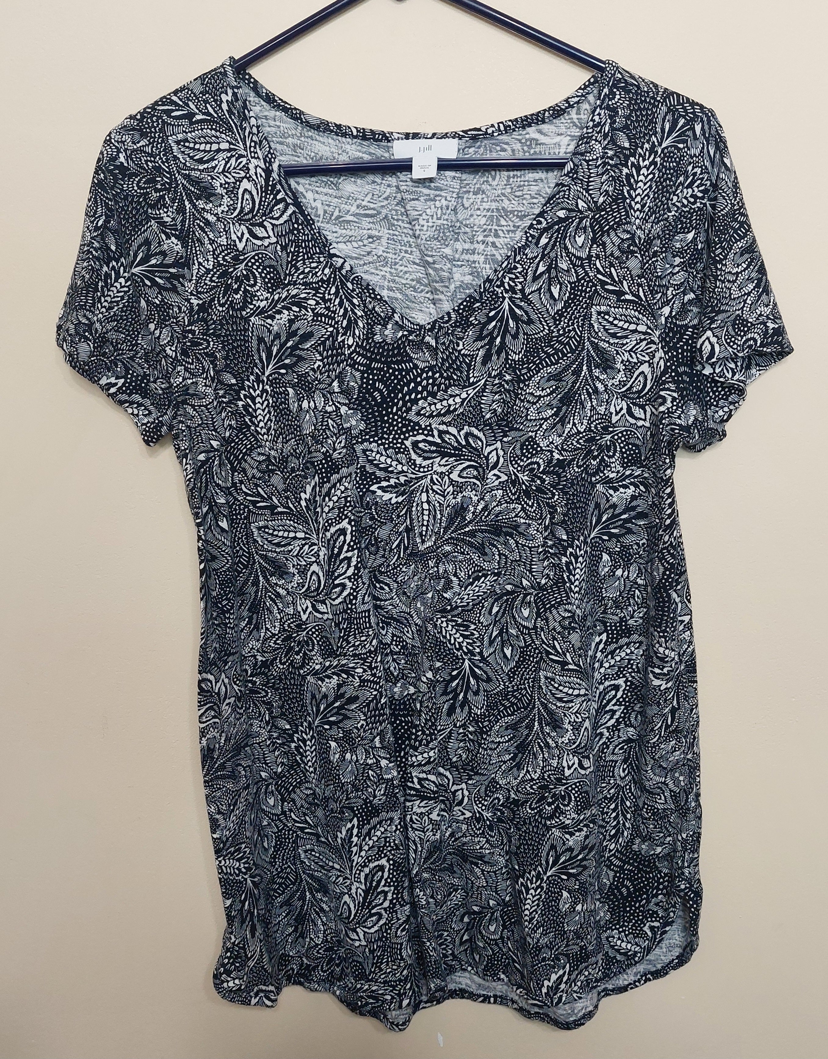 5 19 J. Jill Black an White Paisley Paisley V Neck Tee Size Small