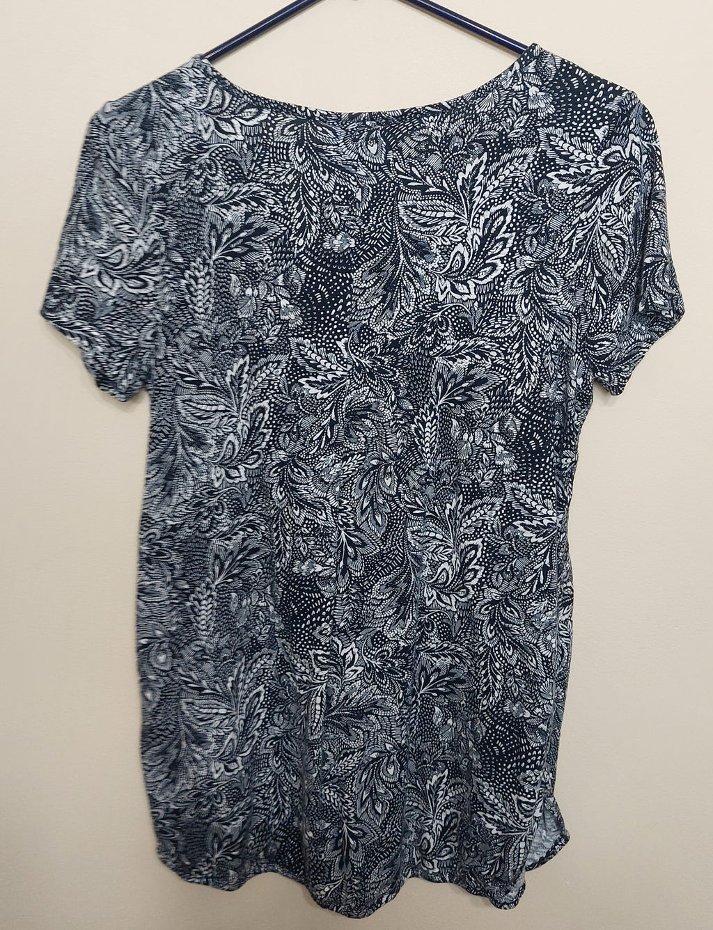 5 19 J. Jill Black an White Paisley Paisley V Neck Tee Size Small