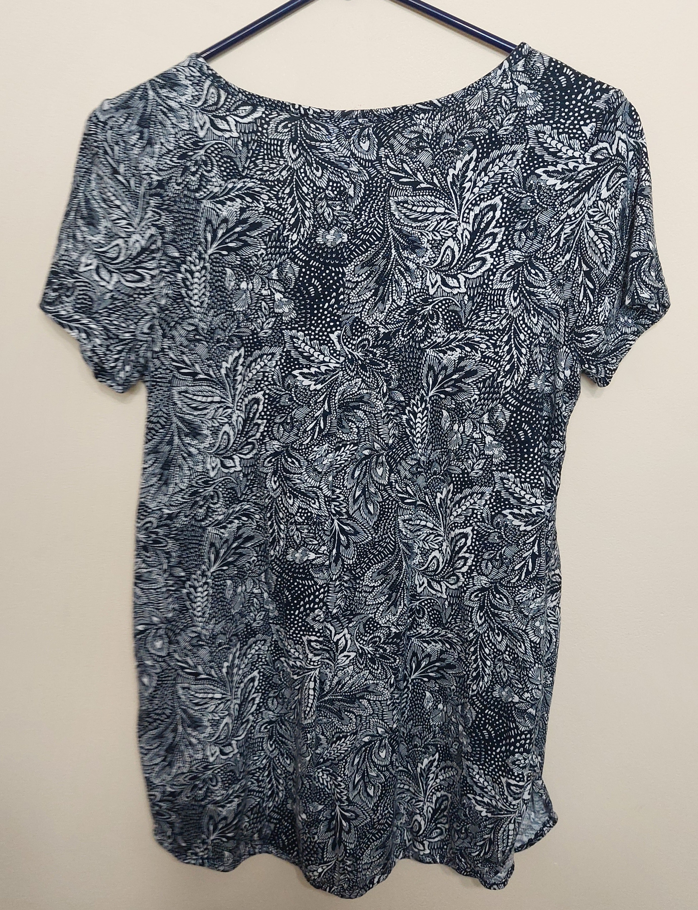 5 19 J. Jill Black an White Paisley Paisley V Neck Tee Size Small