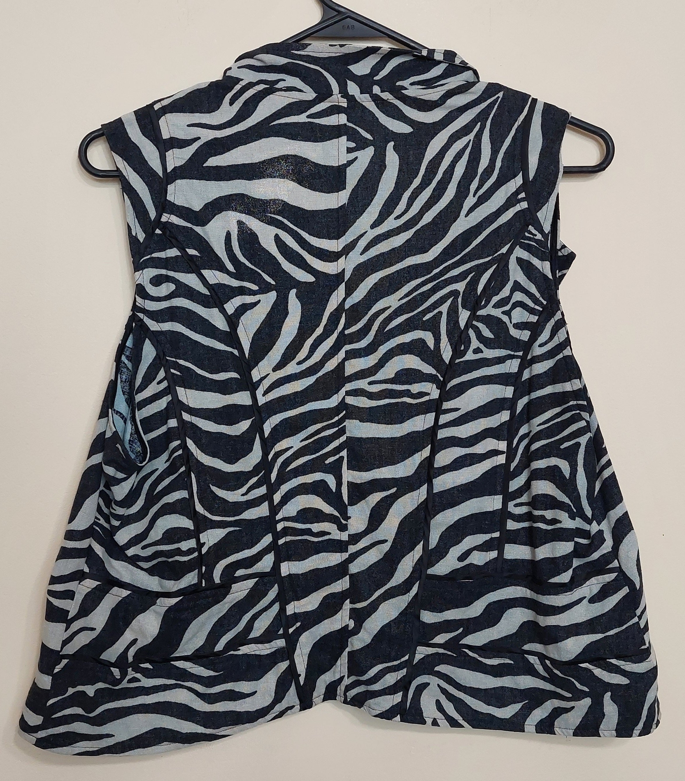 6 19 Chicos Size 1 Zebra Print Waterfall Zip Pocket Vest Womens