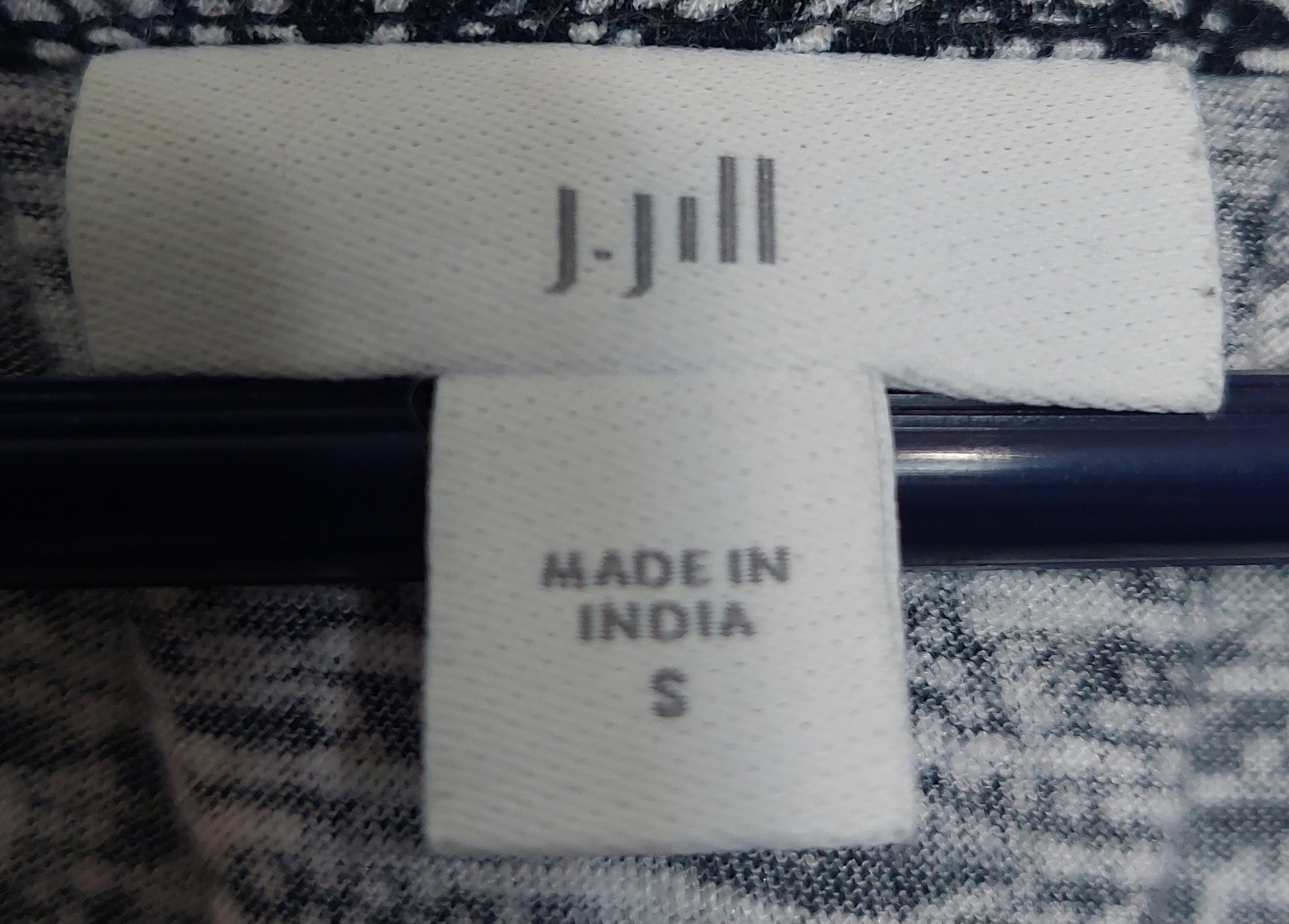 5 19 J. Jill Black an White Paisley Paisley V Neck Tee Size Small