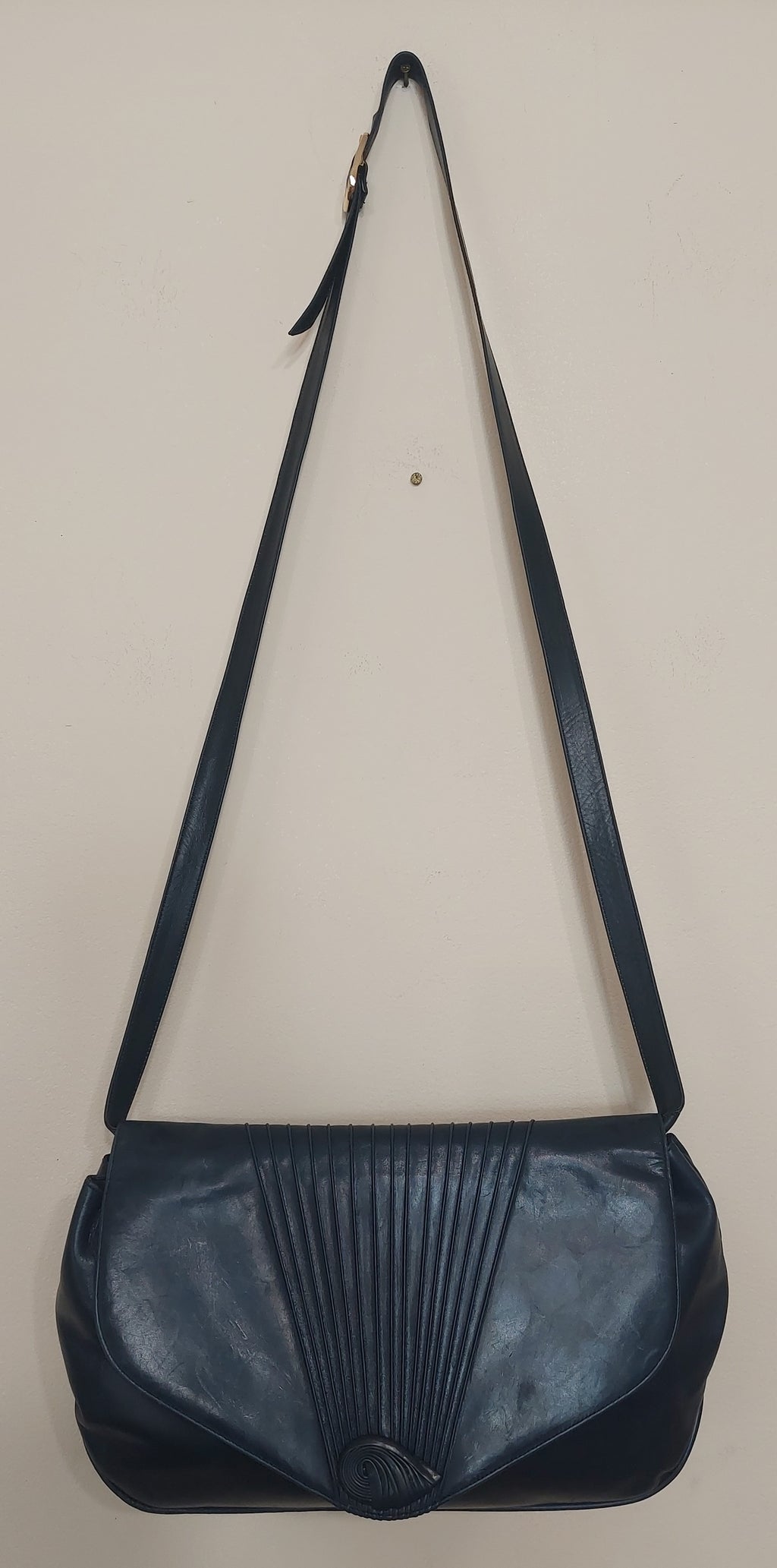 7 20 Vintage Italian Leather Black Shoulder Bag