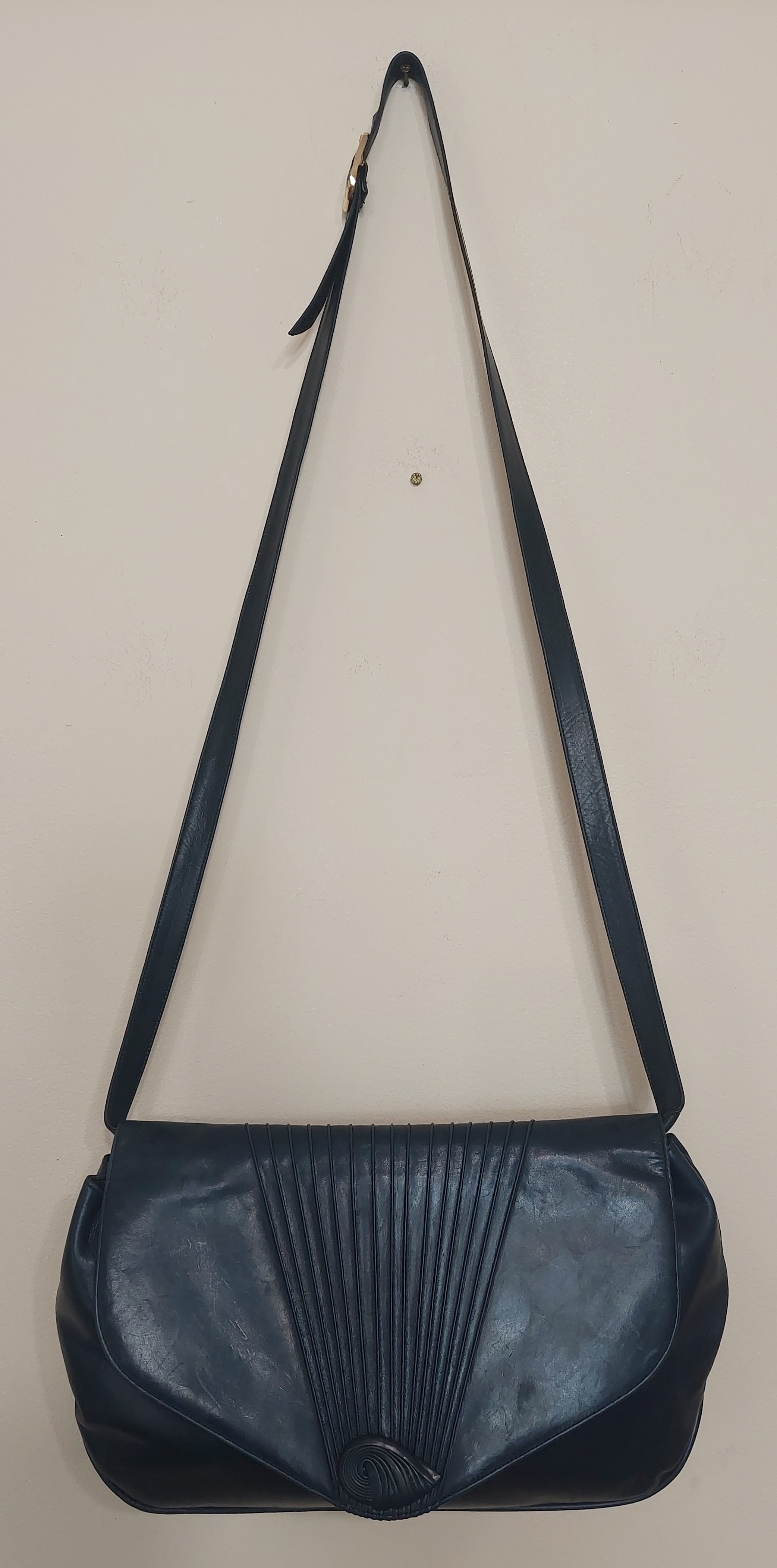 7 20 Vintage Italian Leather Black Shoulder Bag