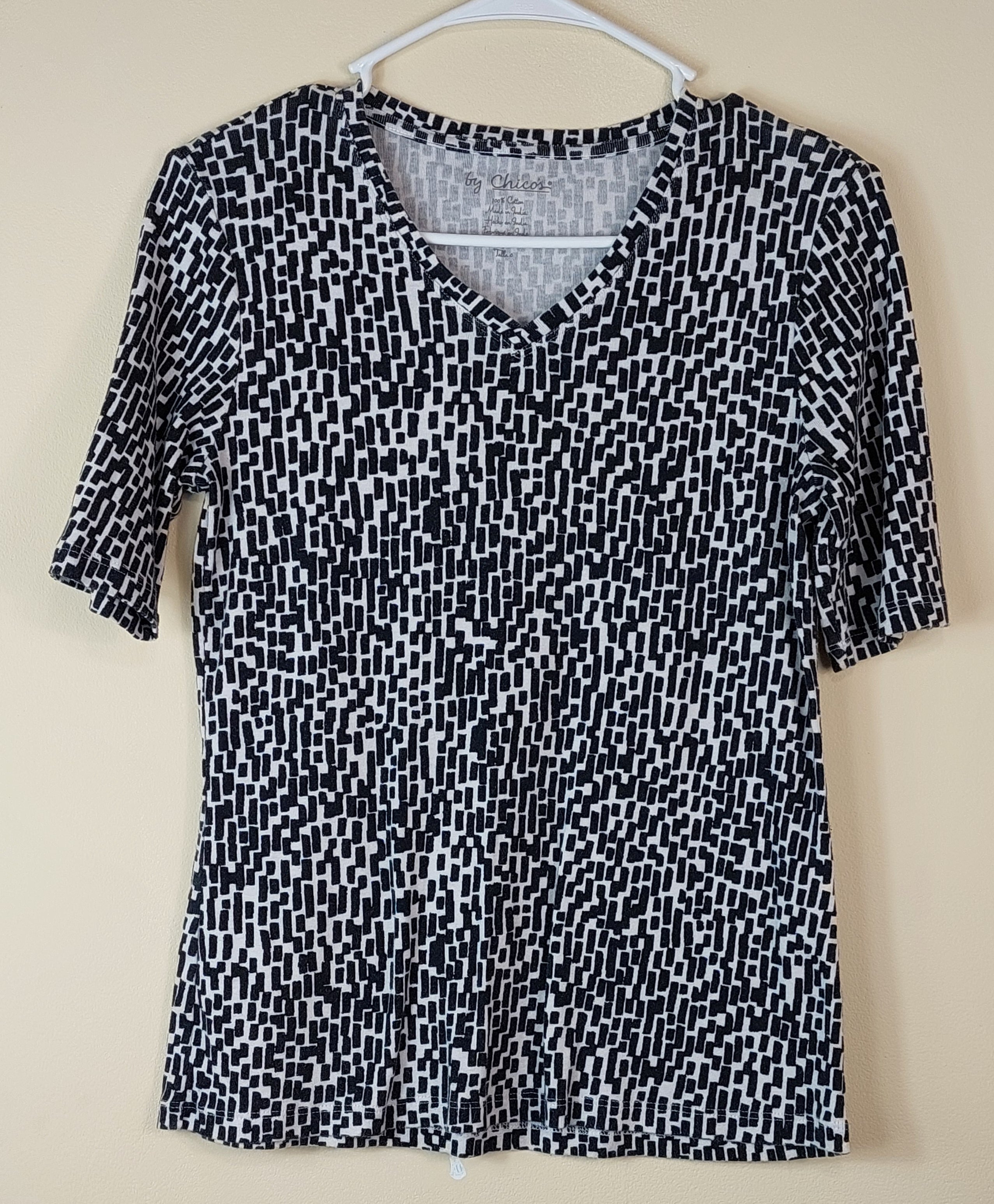 1 24 Chicos Top Decorative Black Retangles on White Patern Size 0