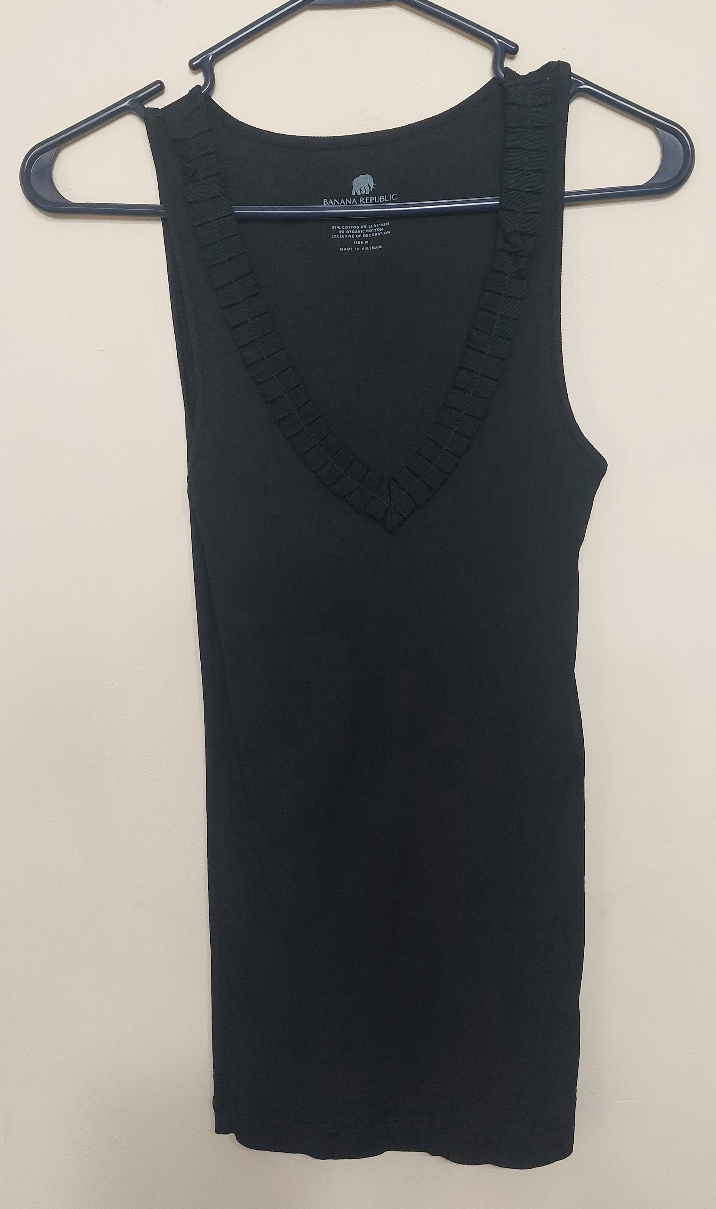 7 21 Banana Republic Black Ruffle V Neck Tank Size M