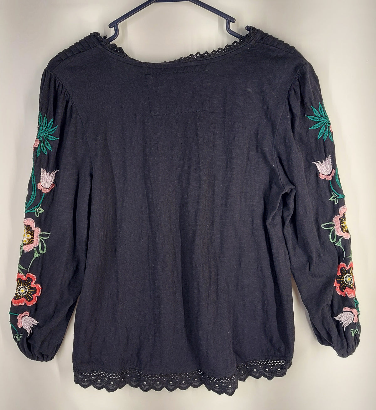 9-25 Anthropologie Size Small Black Floral Embroidered Sleeve V-Neck Boho Top
