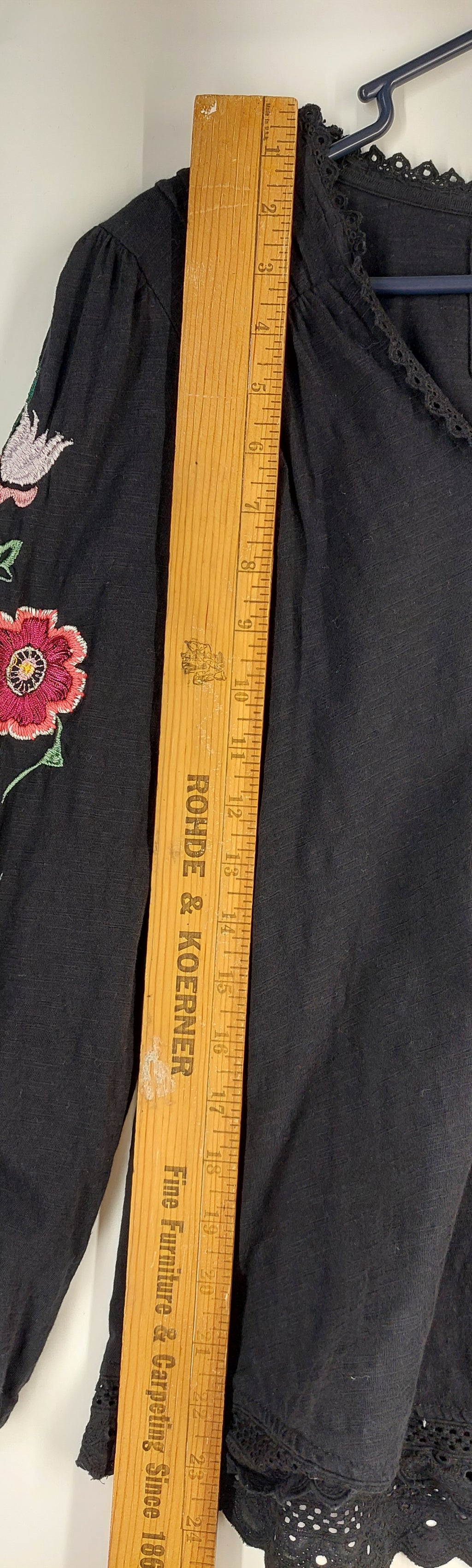 9-25 Anthropologie Size Small Black Floral Embroidered Sleeve V-Neck Boho Top
