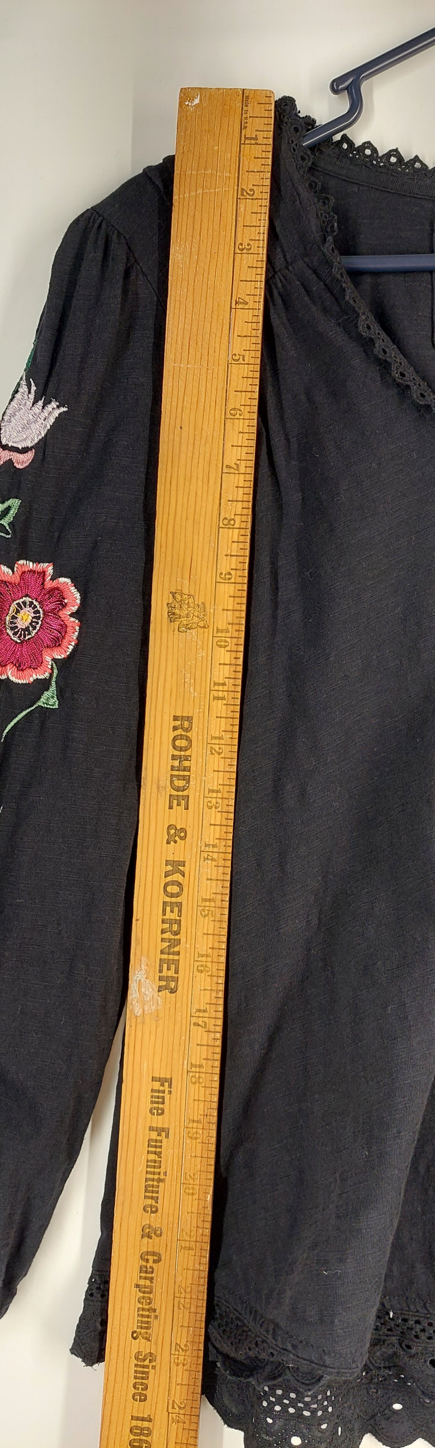 9-25 Anthropologie Size Small Black Floral Embroidered Sleeve V-Neck Boho Top