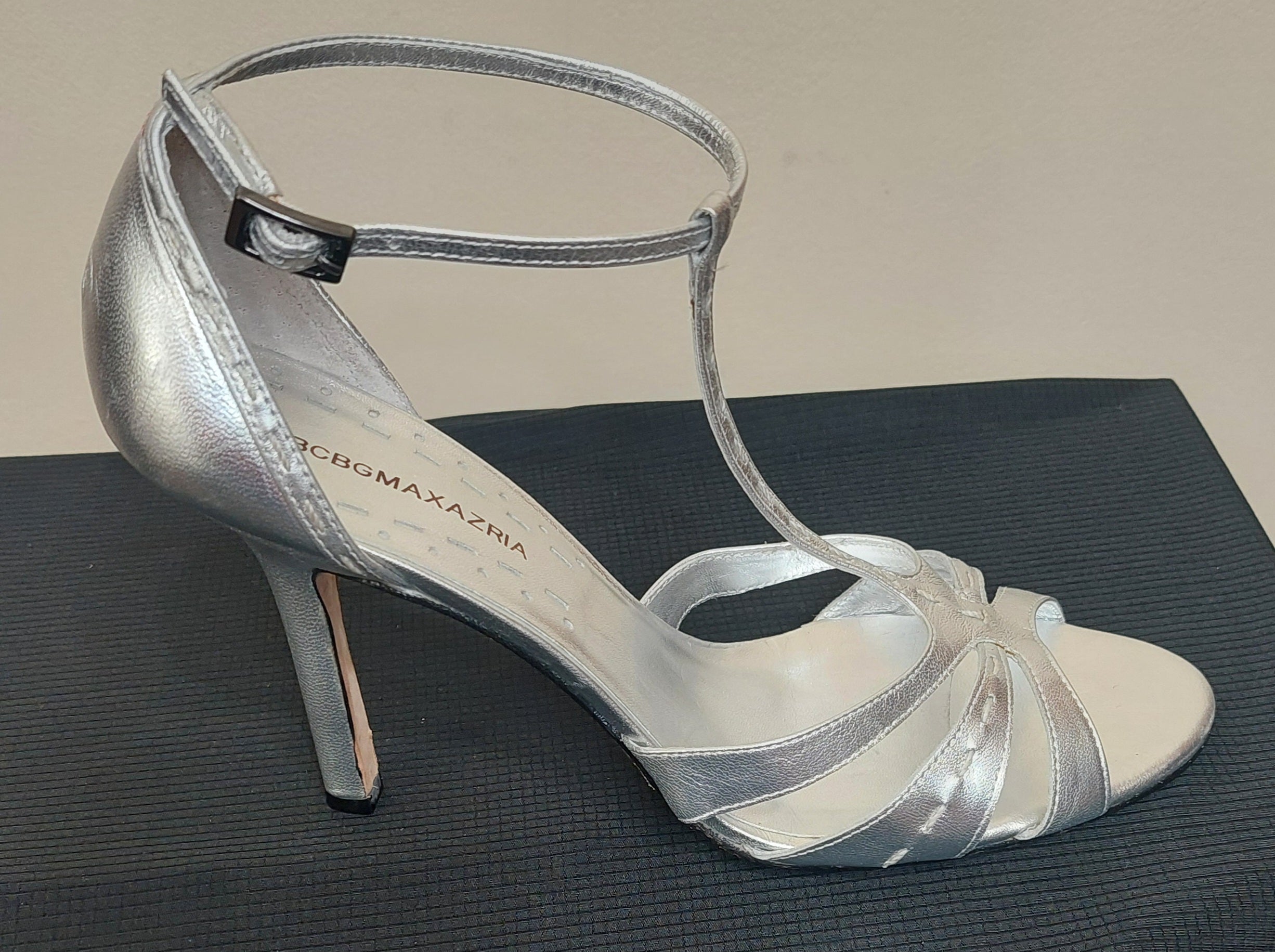 7 26 BCBGMAXAZRIA 8B Silver Leather T Strap Heels