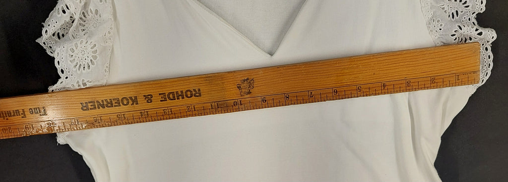 8-26 Unbranded Size L White Eyelet Ruffle Sleeve V Neck Top Blouse
