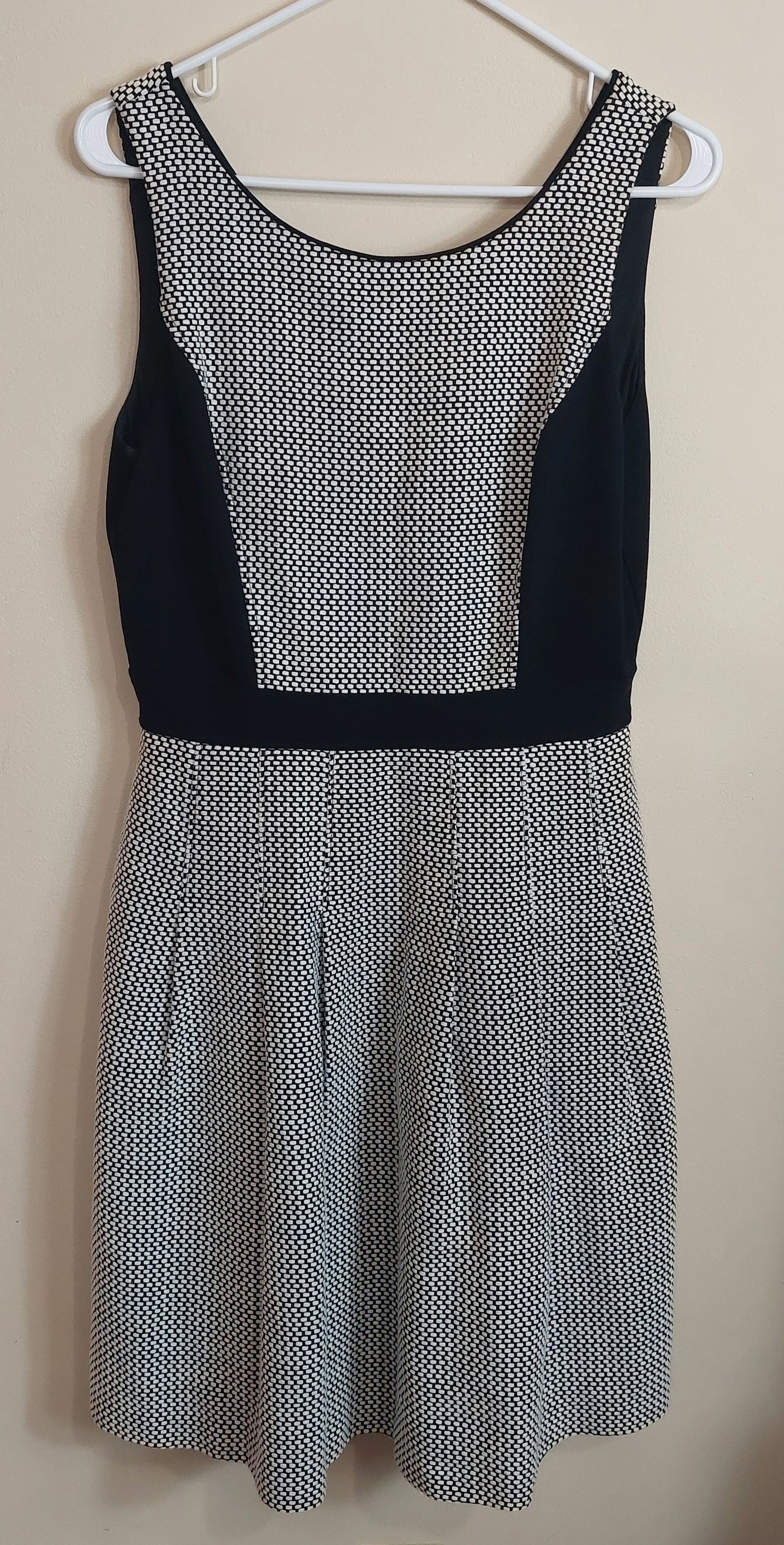 3 46 White House Black Market Size 8 Sleeveless Fit And Flare Dress Black White Geometric Pattern Ponte Knit