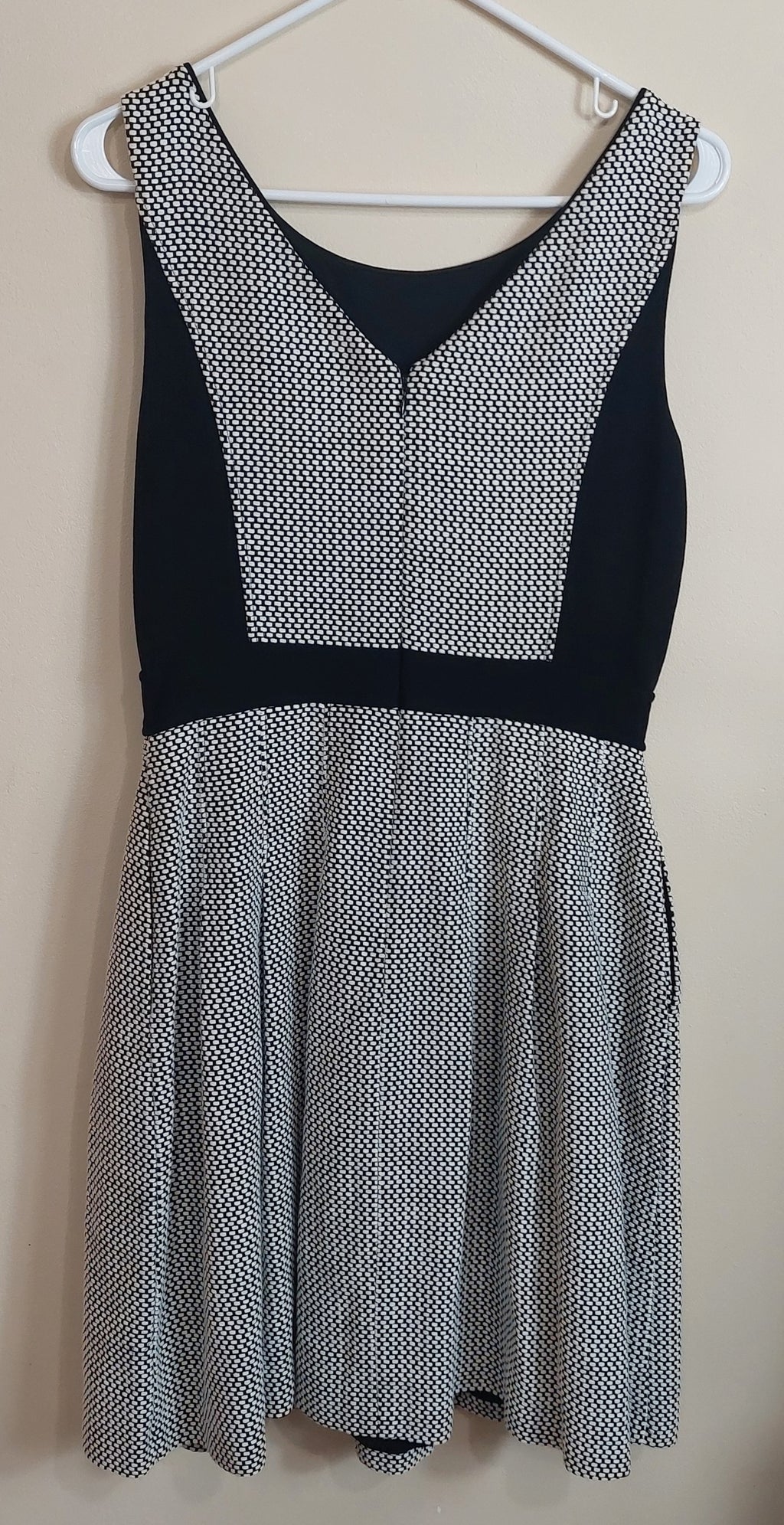3 46 White House Black Market Size 8 Sleeveless Fit And Flare Dress Black White Geometric Pattern Ponte Knit