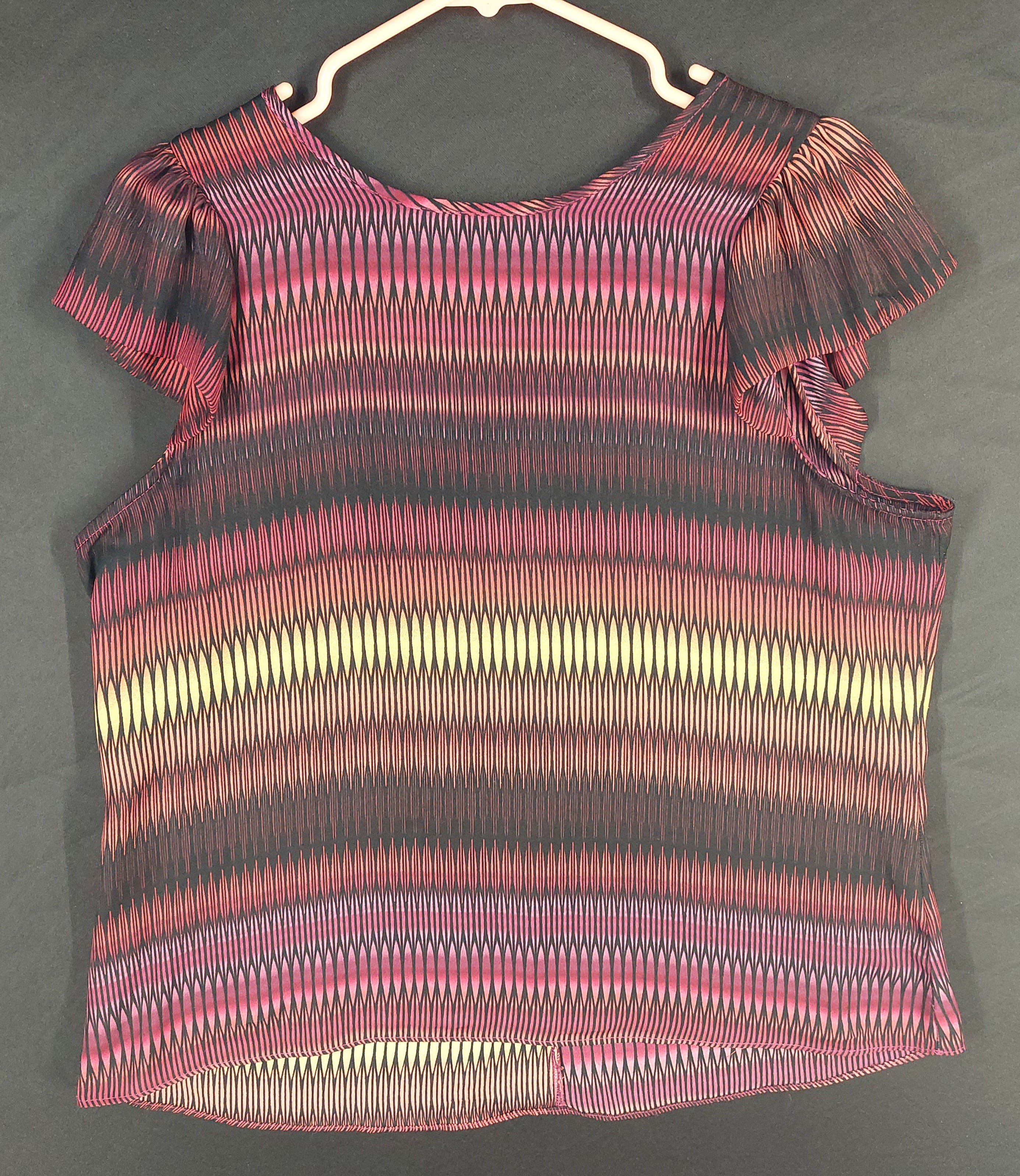 8-30 Worthington Size L Flutter Sleeve Multicolor Geometric Print Blouse Top