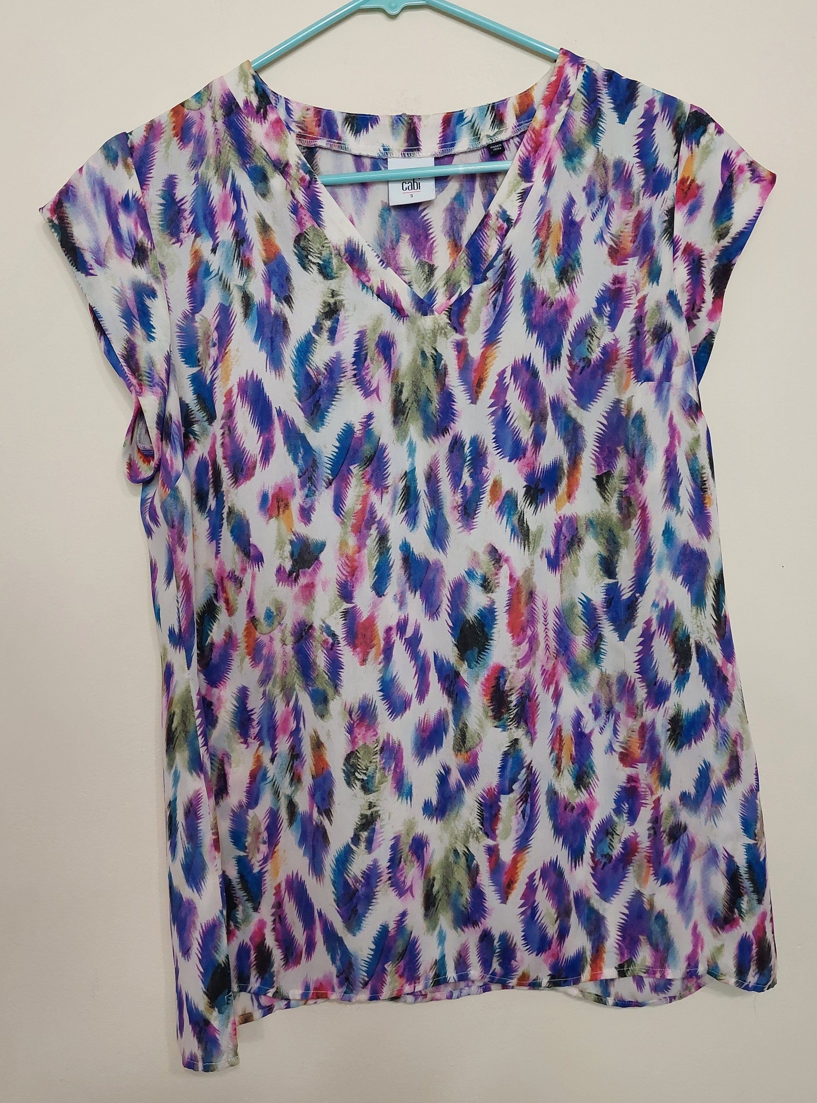 6 31 Cabi Feather Print V Neck Blouse Size S Colorful Cap Sleeve Top