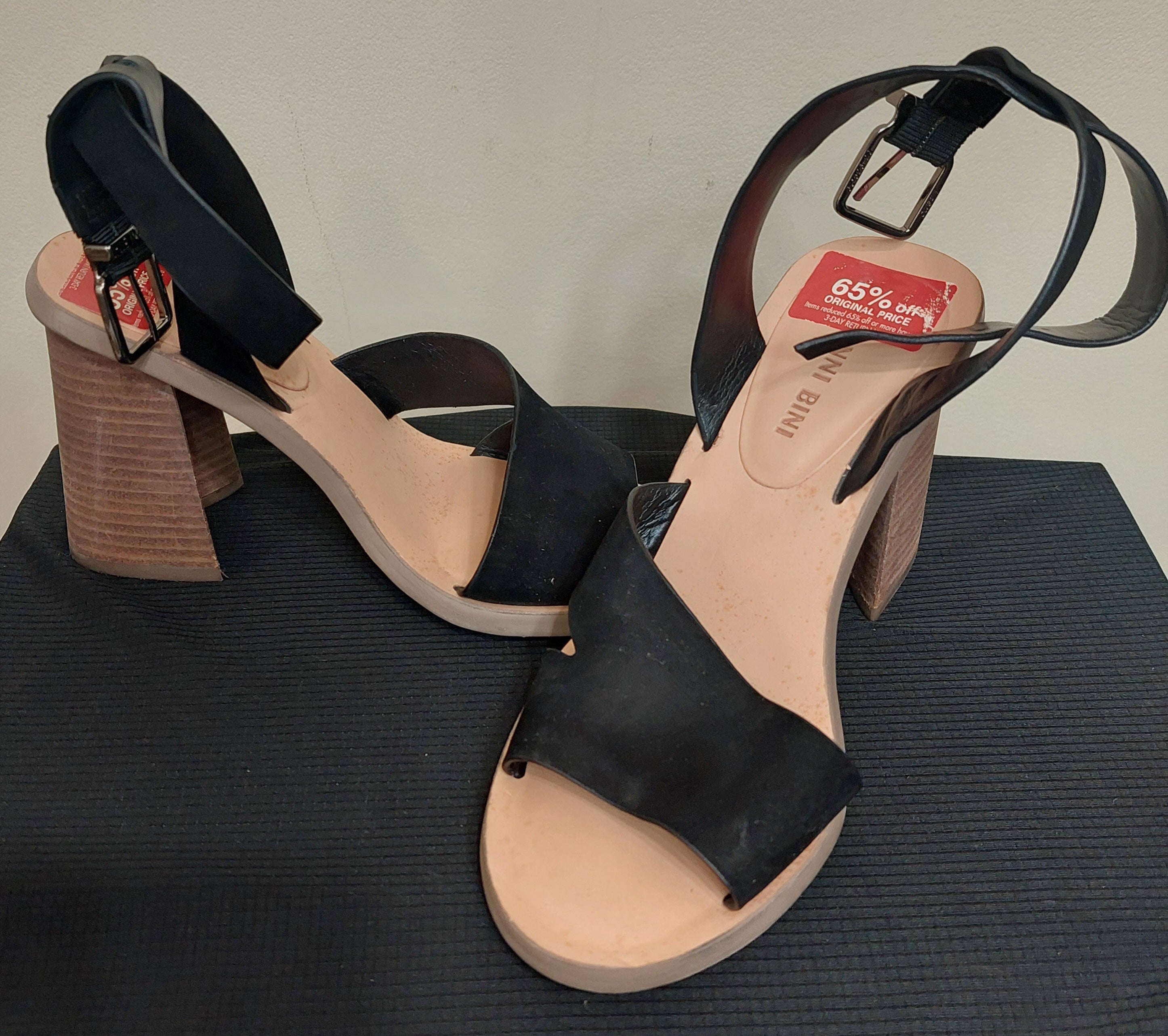 7 32 Gianni Bini 8M Black Leather Wood Block Heel Sandals