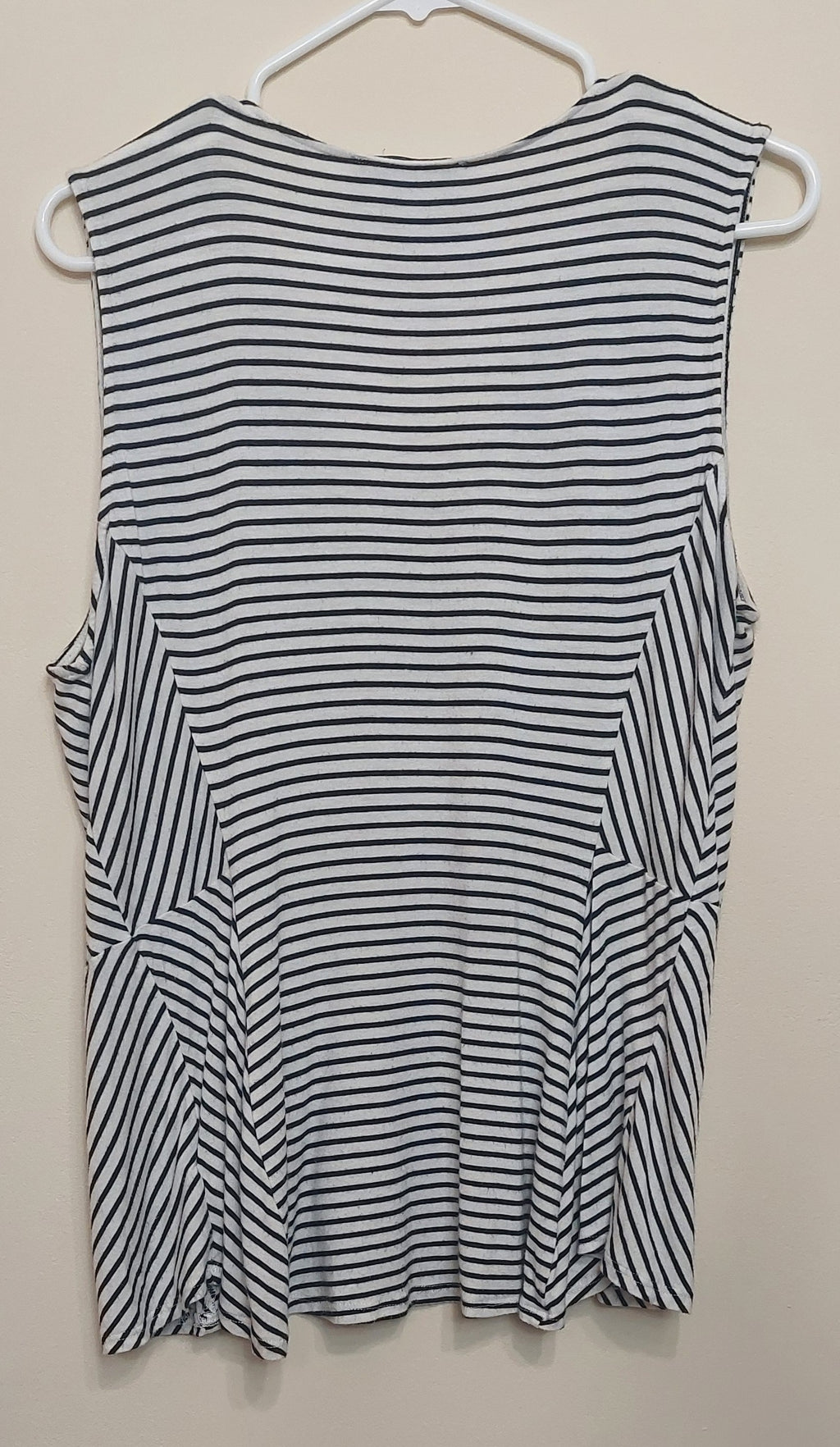 4 23 WHBM White House Black Market Large Striped Sleeveless Top White Black