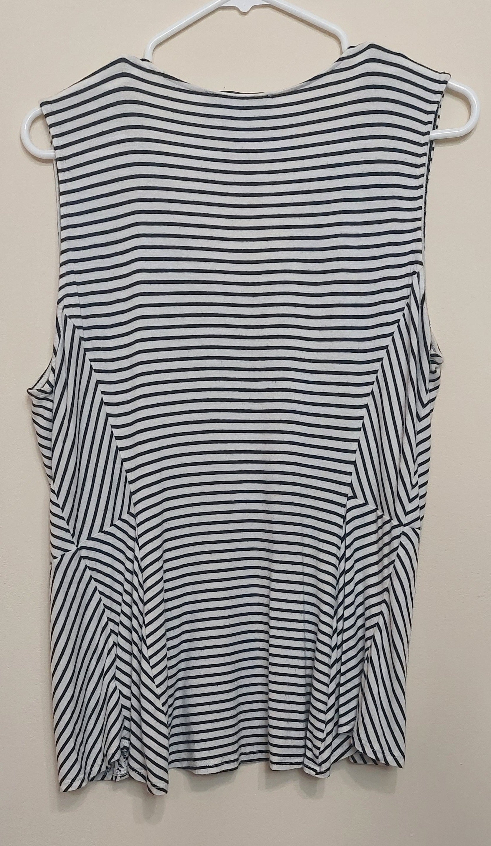 4 23 WHBM White House Black Market Large Striped Sleeveless Top White Black