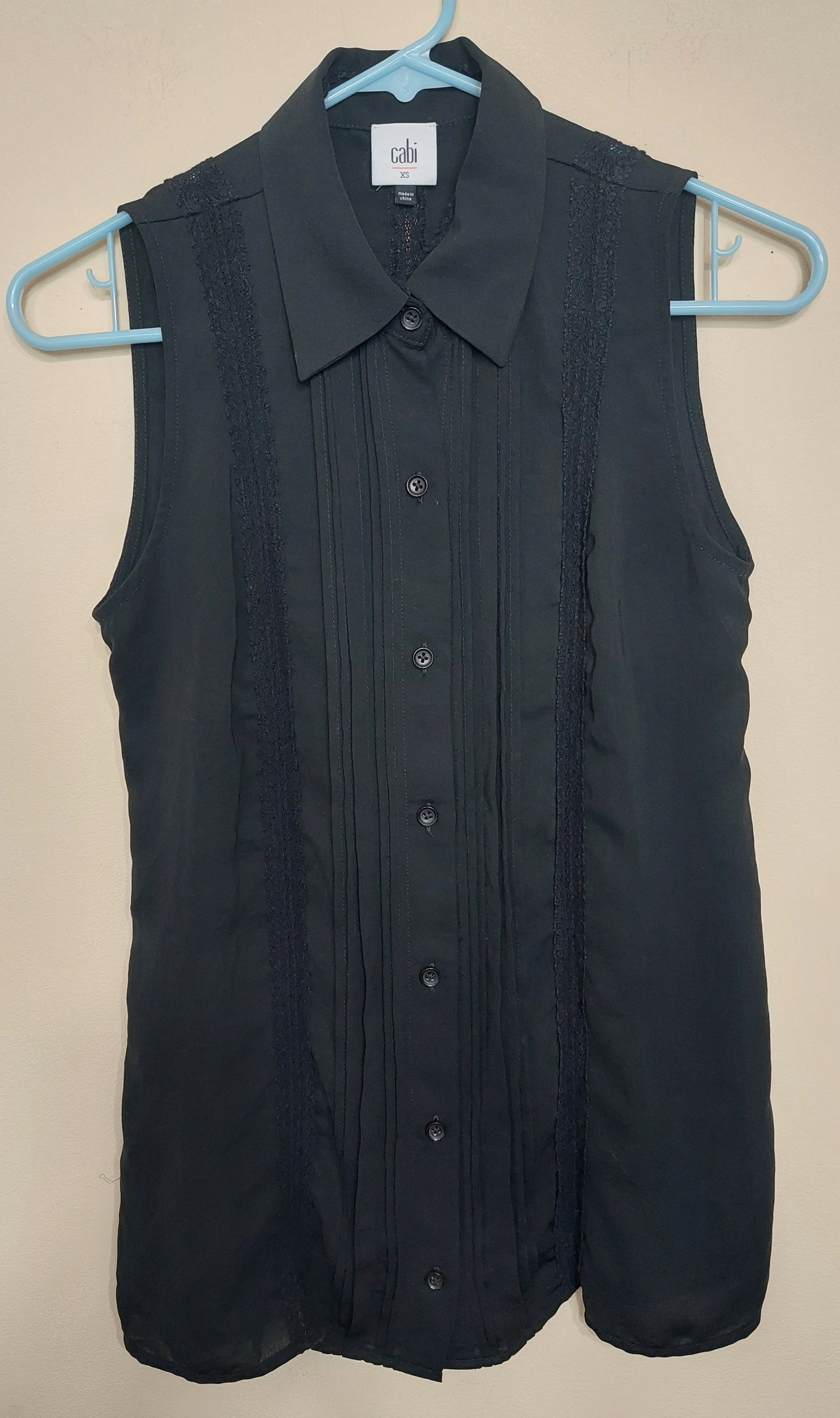 6 40 Cabi XS Black Sleeveless Pintuck Lace Trim Button Front Blouse