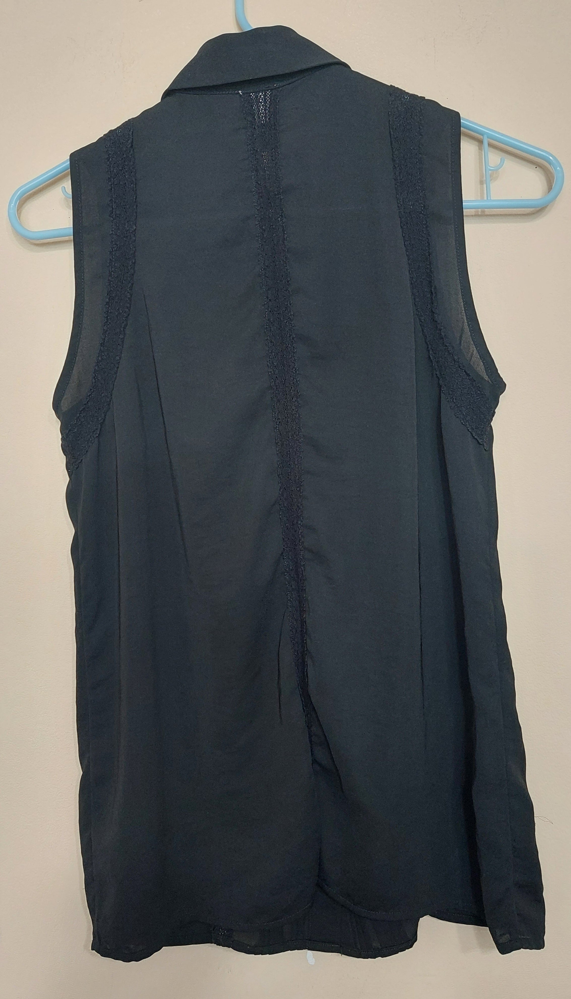 6 40 Cabi XS Black Sleeveless Pintuck Lace Trim Button Front Blouse