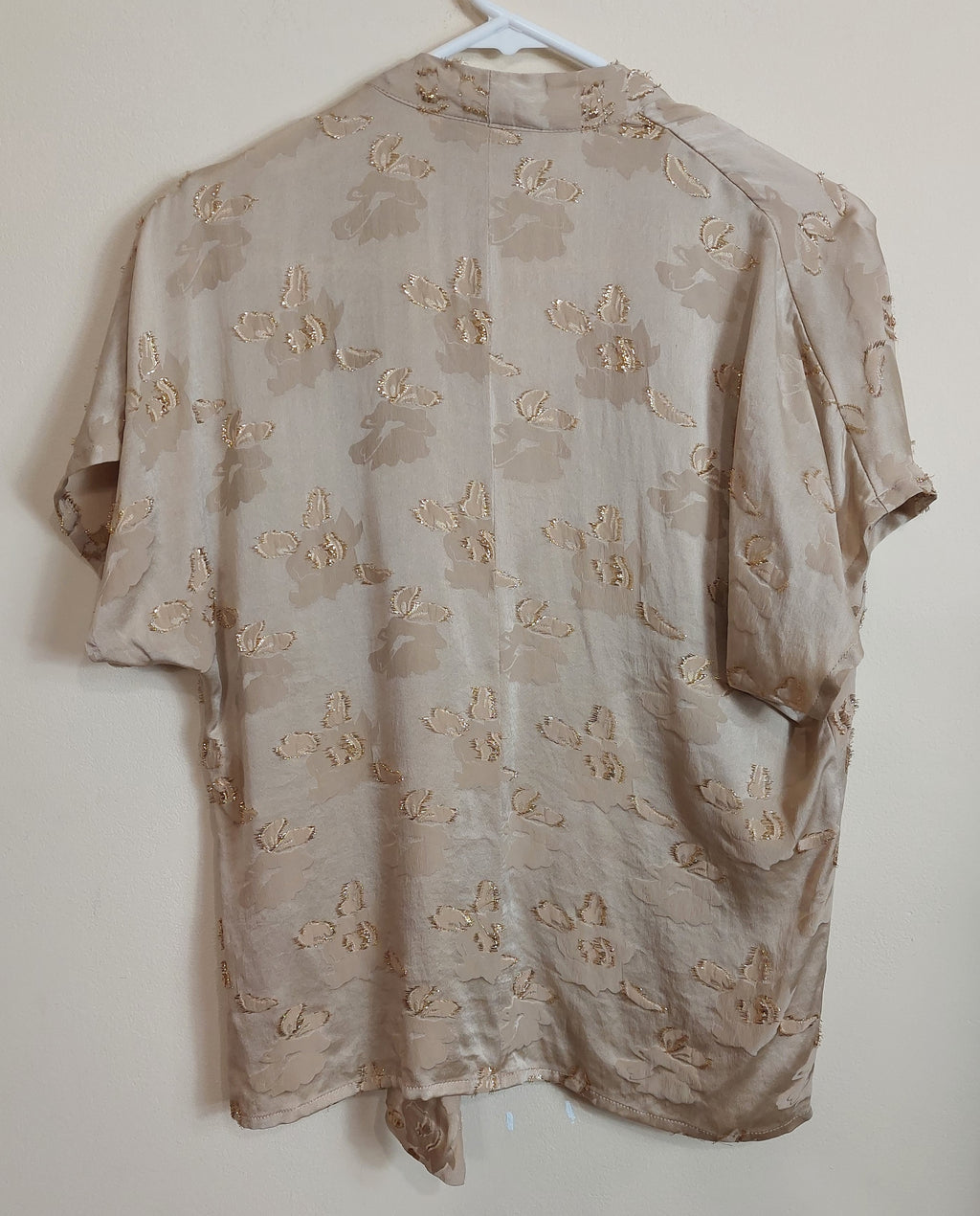 3 19 Lili Butler Size M Womens Blouse Beige Gold Floral Surplice Front