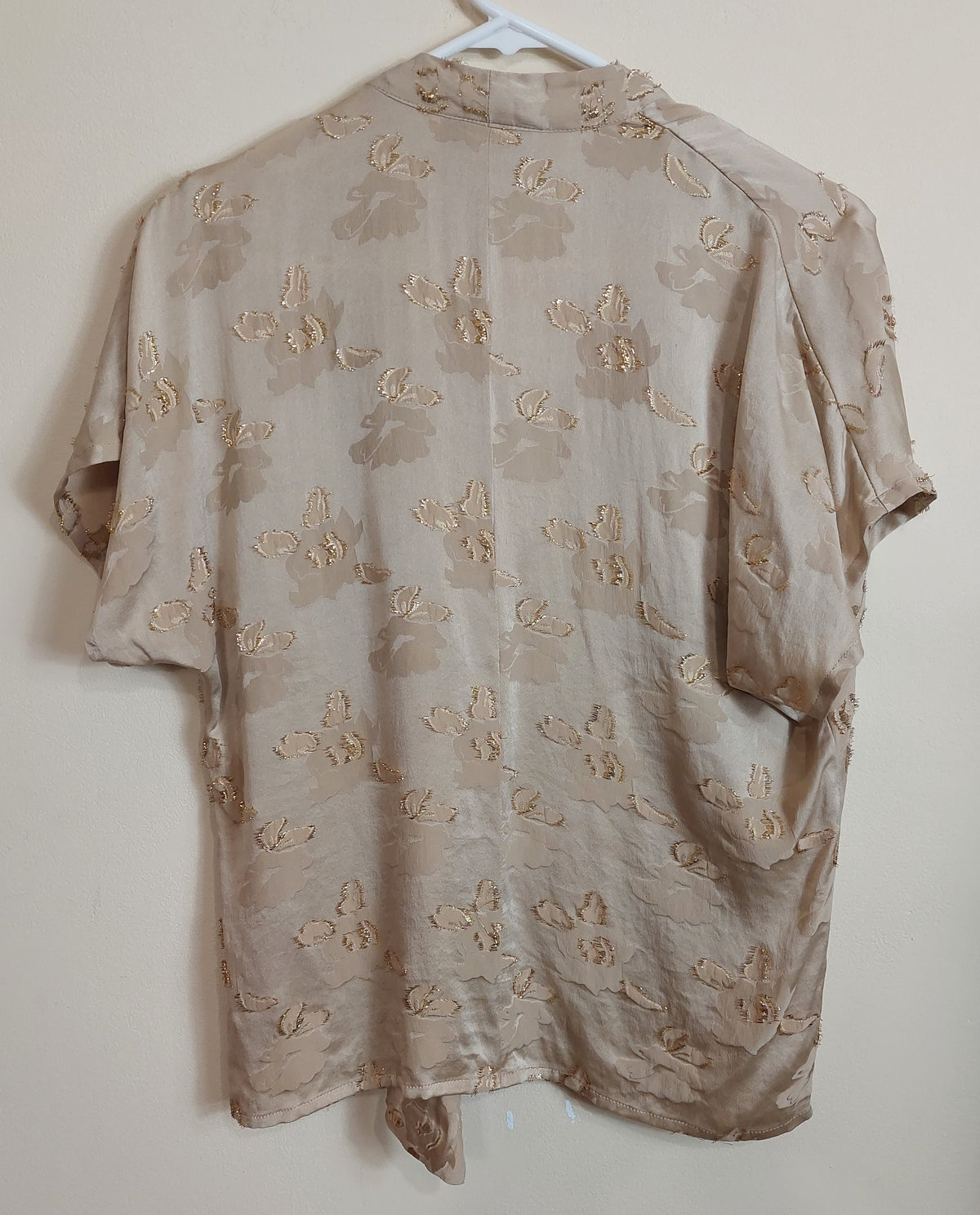 3 19 Lili Butler Size M Womens Blouse Beige Gold Floral Surplice Front