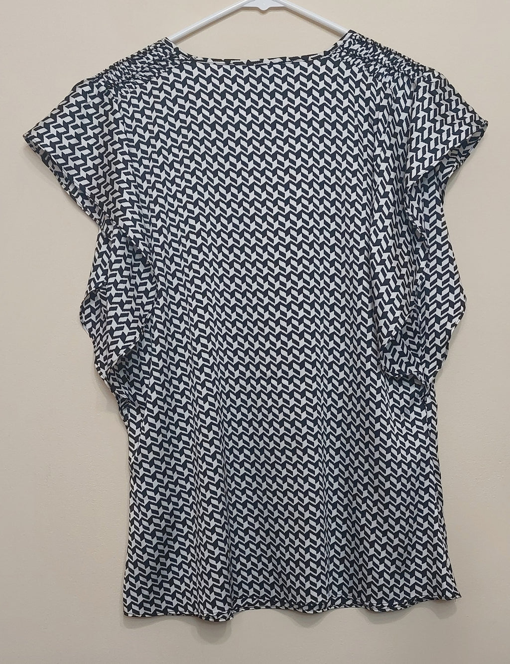 4 33 WHBM Geometric Print V Neck Blouse Medium Black White Career Casual