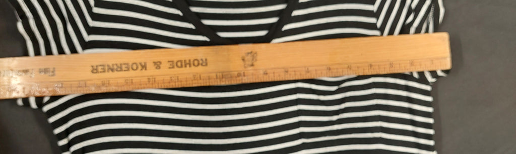 8 46 Cable & Gauge M Black White Striped V-Neck Short Sleeve Pocket Top