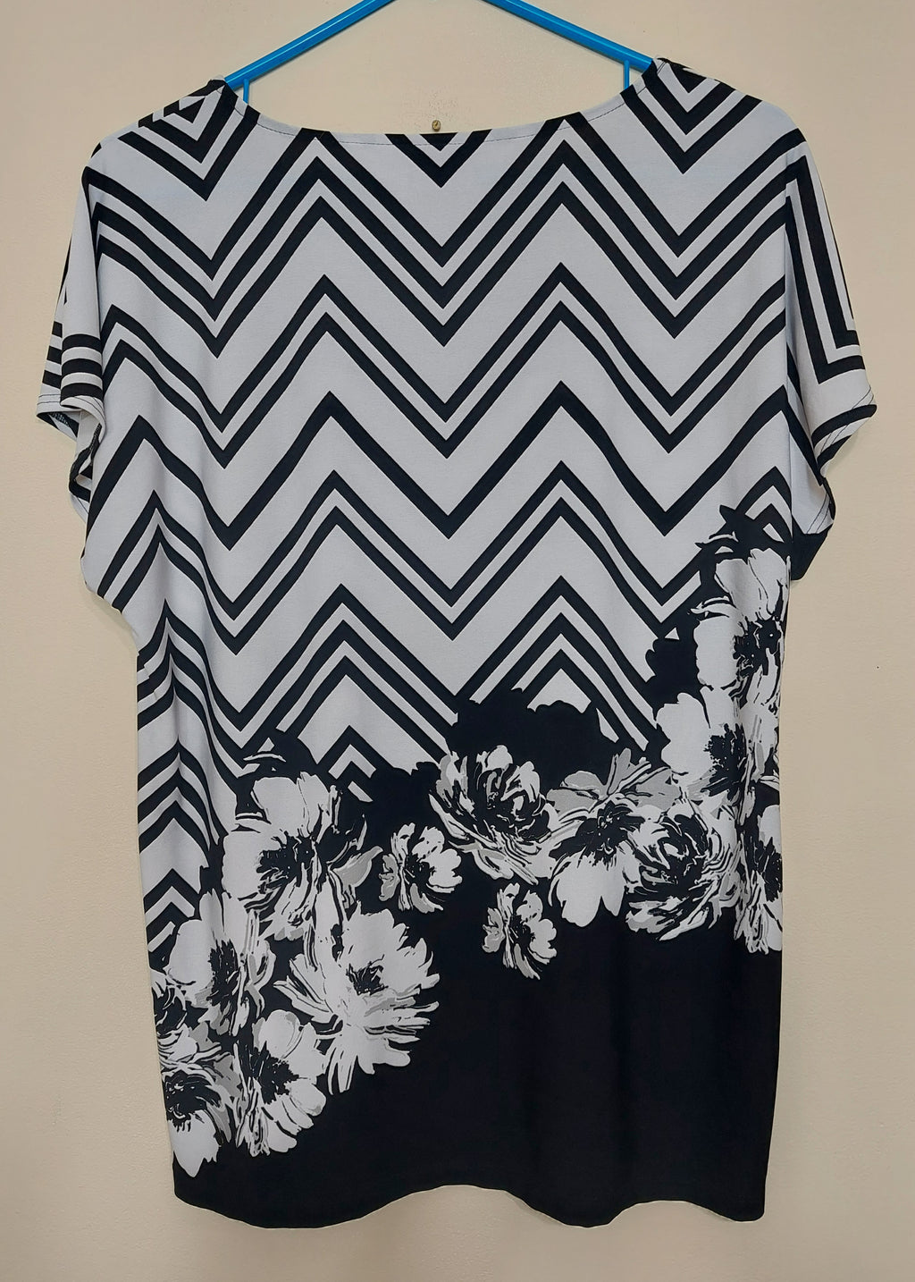 7 48 Chicos Size 2 Black White Chevron Floral Tunic Top