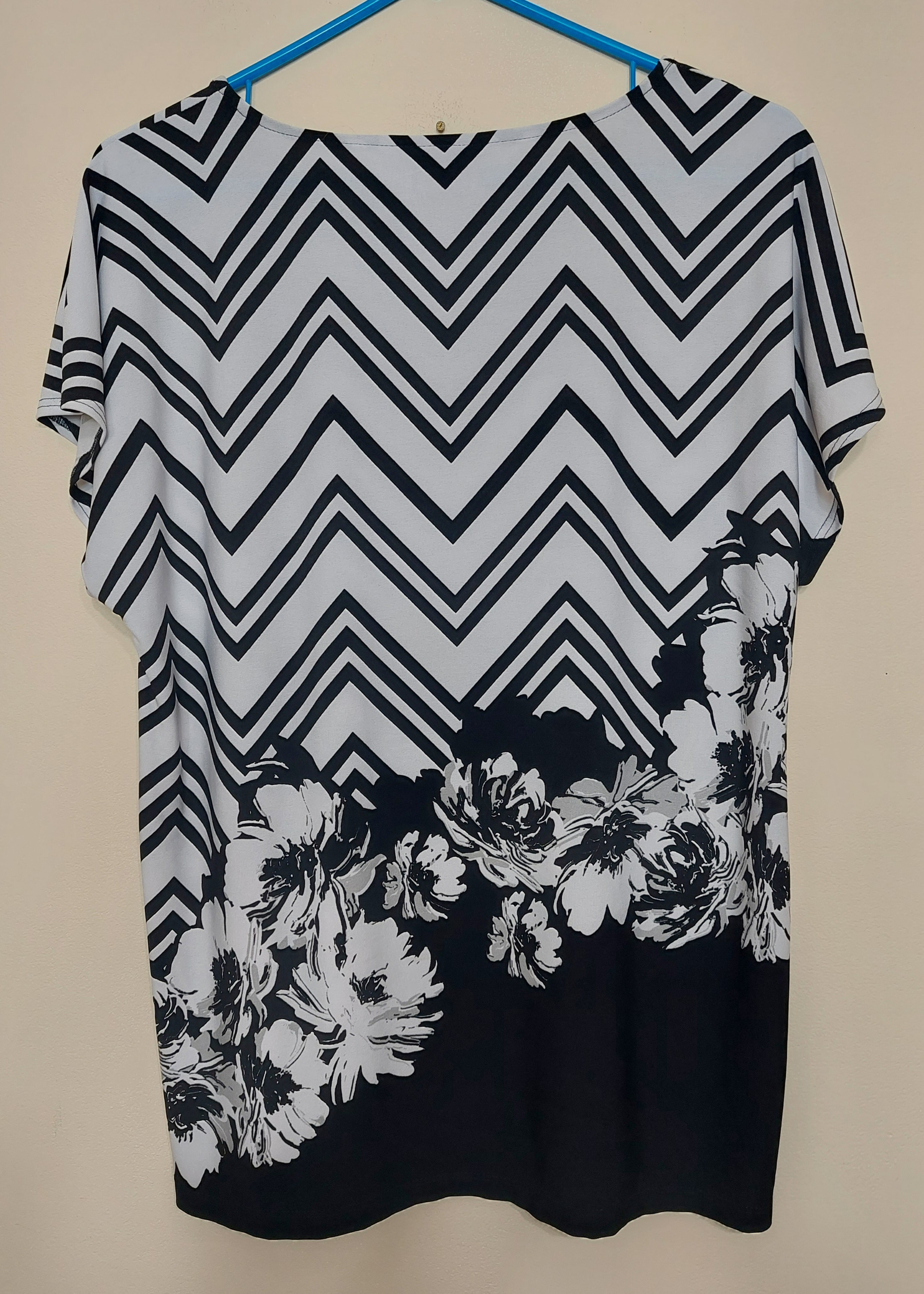 7 48 Chicos Size 2 Black White Chevron Floral Tunic Top