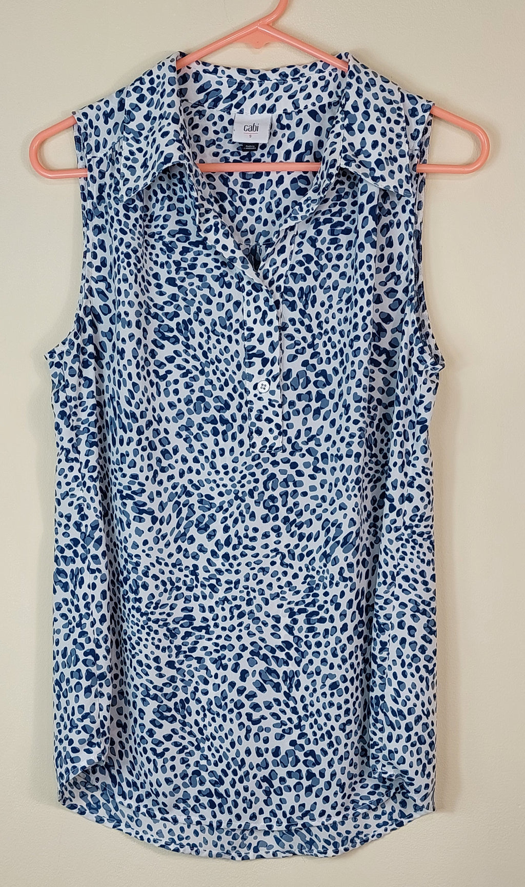 1 56 Cabi Split Neck Sleeveless Gray & Charcoal Spots on Off White Blouse Size Small