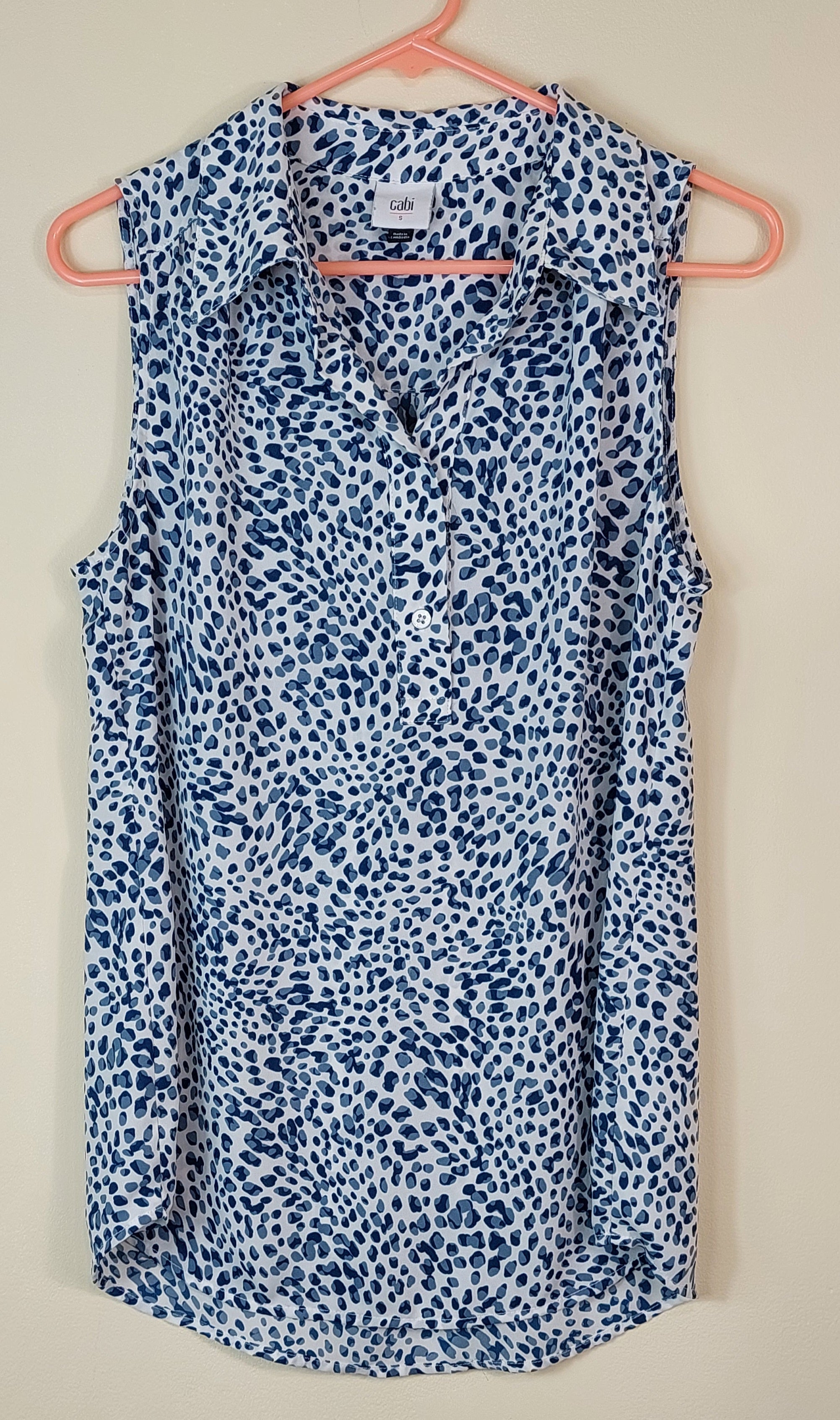 1 56 Cabi Split Neck Sleeveless Gray & Charcoal Spots on Off White Blouse Size Small