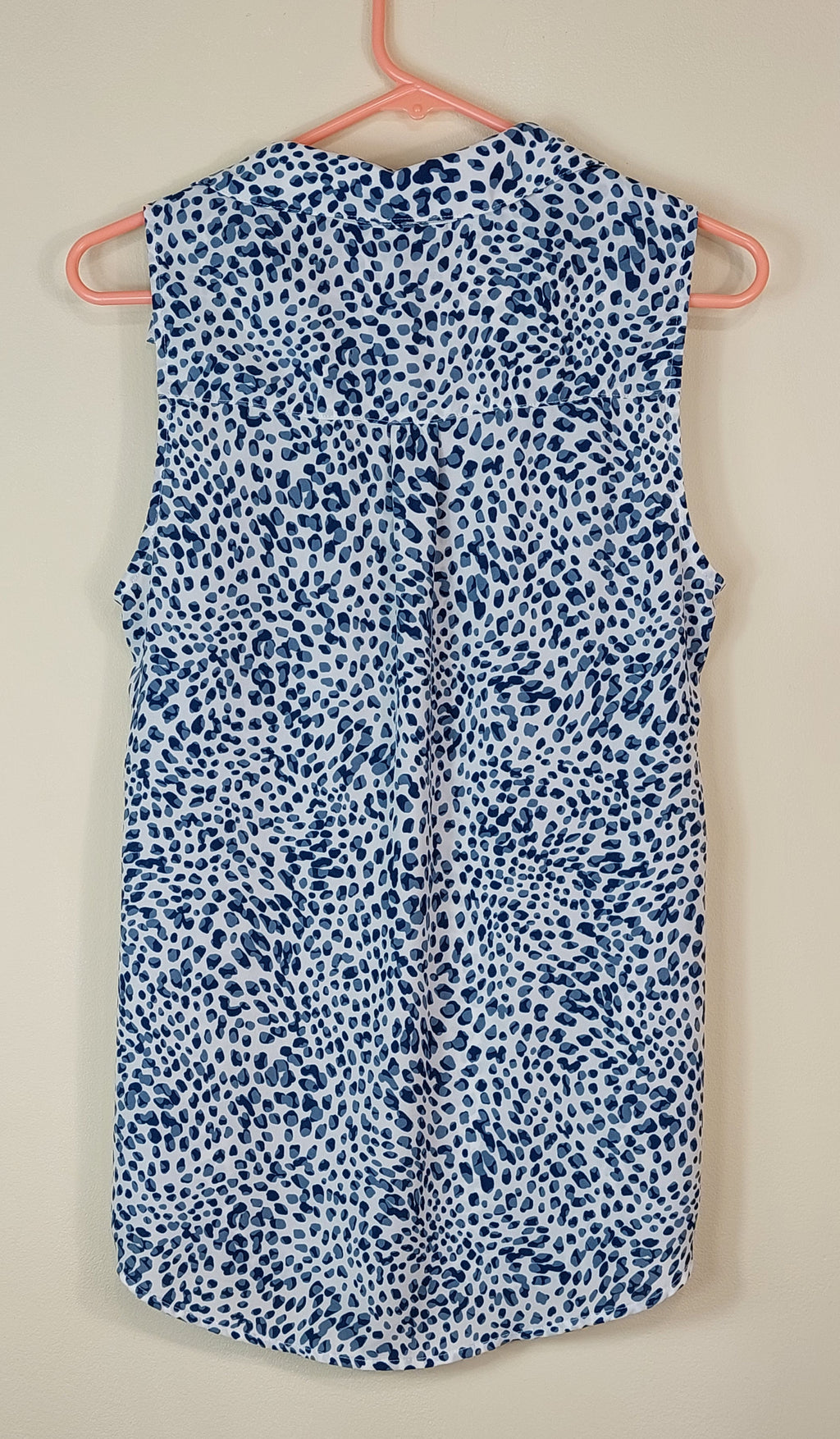 1 56 Cabi Split Neck Sleeveless Gray & Charcoal Spots on Off White Blouse Size Small