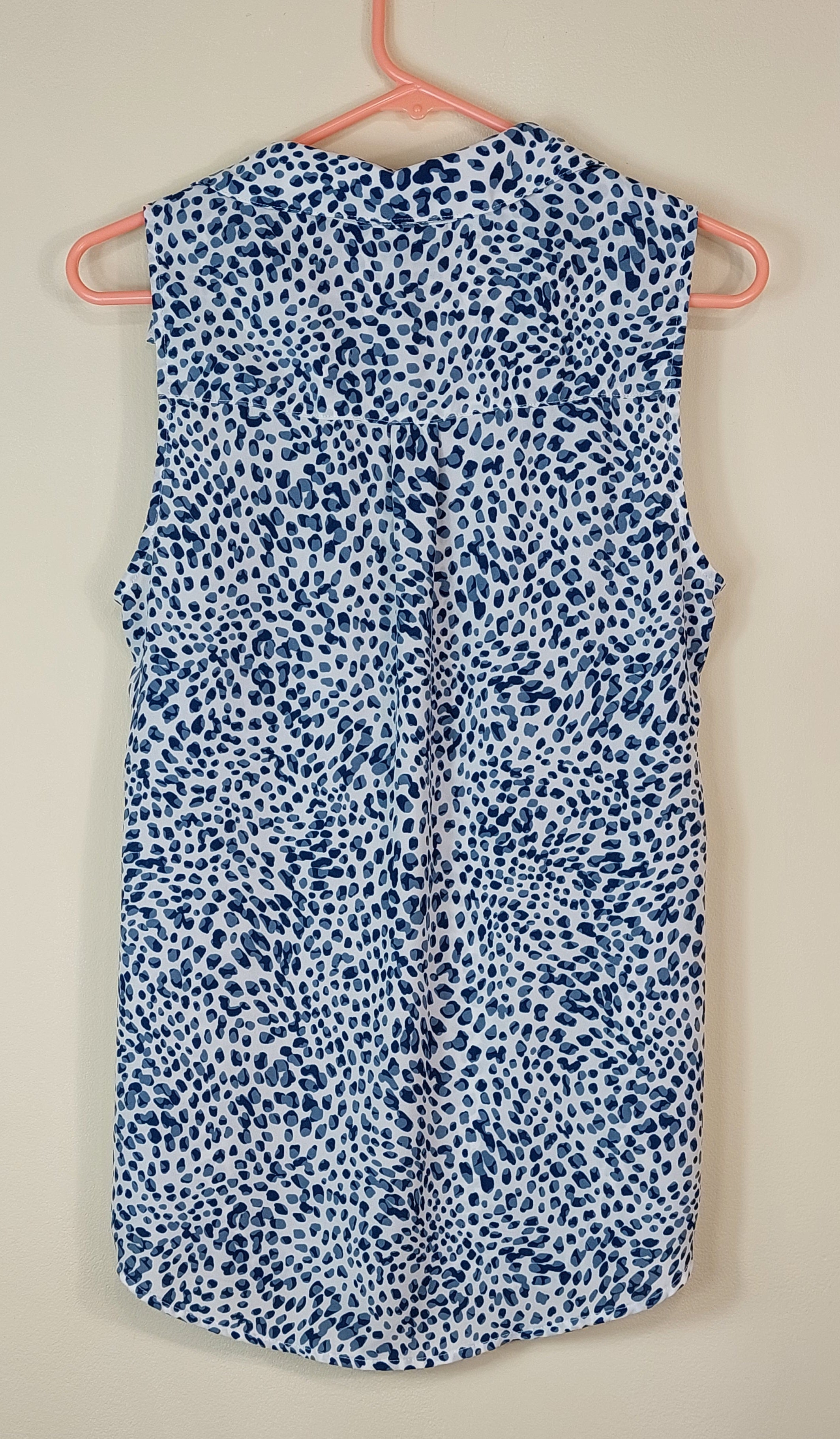 1 56 Cabi Split Neck Sleeveless Gray & Charcoal Spots on Off White Blouse Size Small