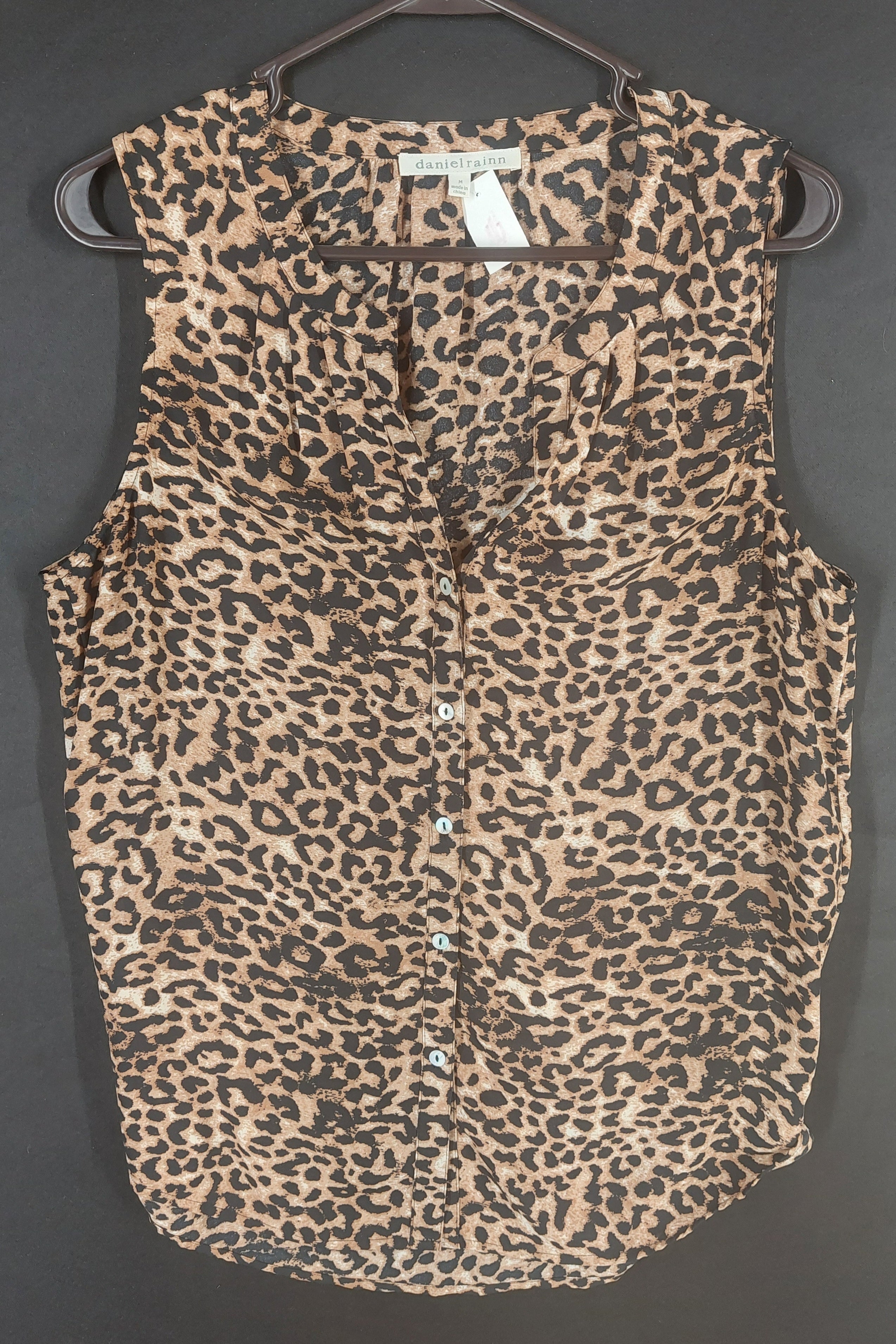 8-57 Daniel Rainn Size M Leopard Animal Print Sleeveless Button Front Blouse