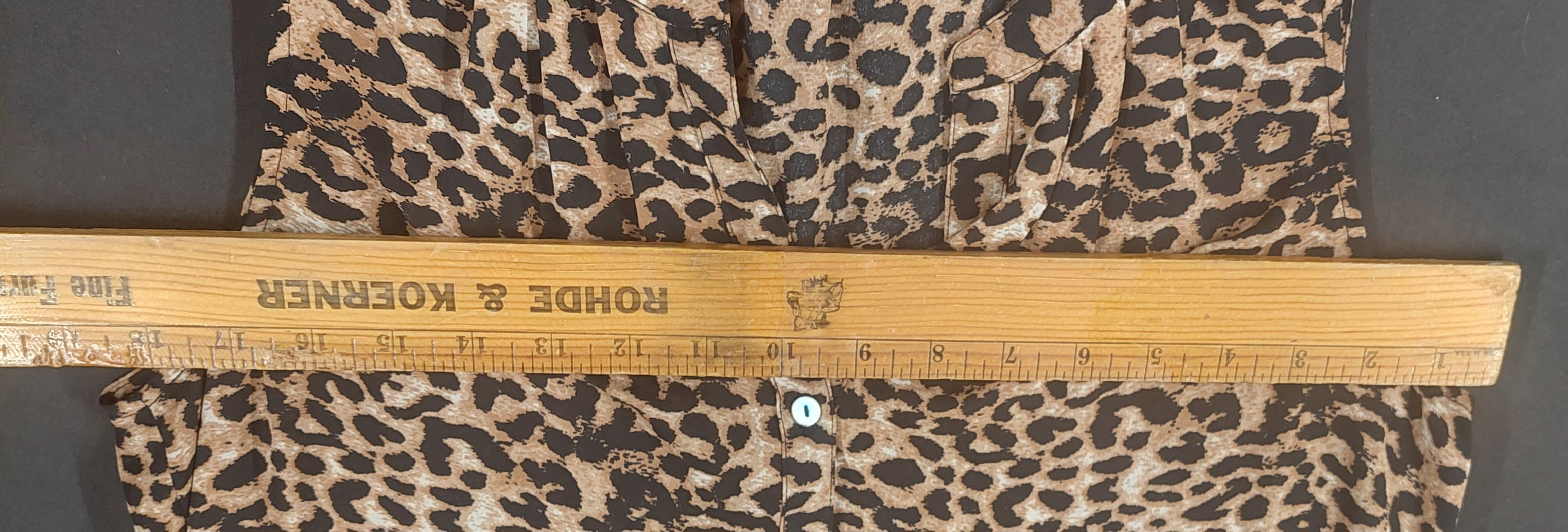 8-57 Daniel Rainn Size M Leopard Animal Print Sleeveless Button Front Blouse