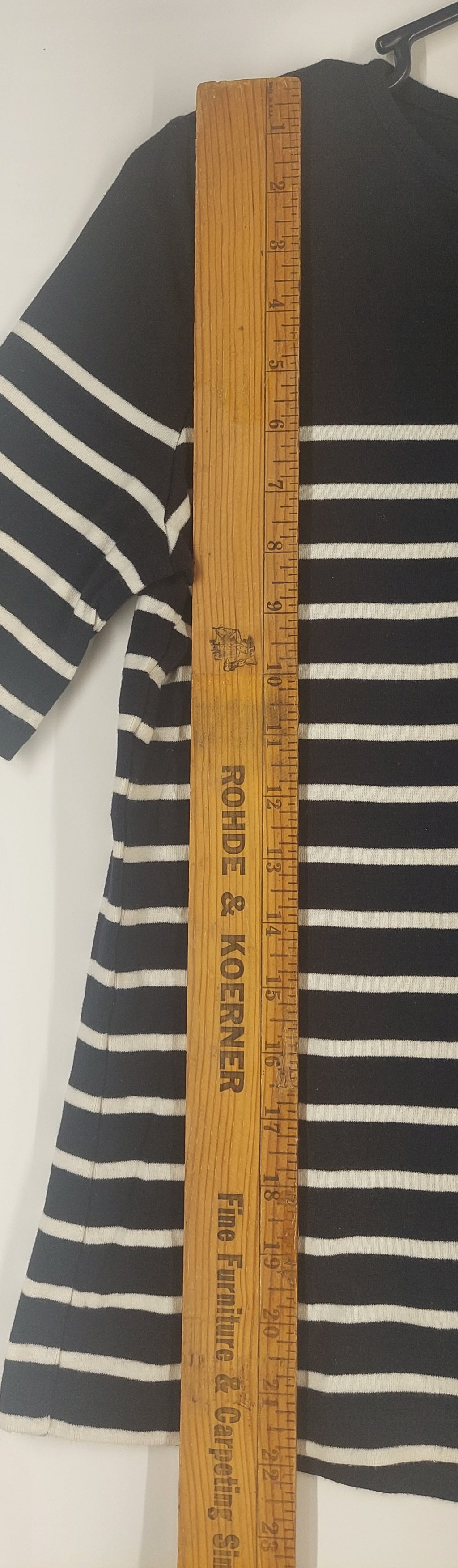 9-06 Talbots Medium Petite Navy Cream Striped V-Neck Short Sleeve Cotton Top