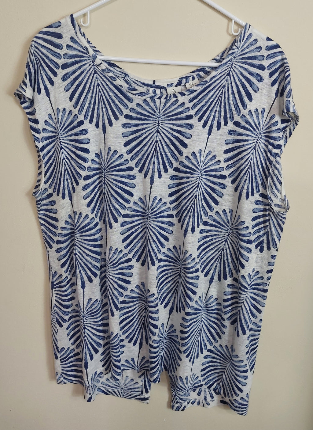 3 44 Joie Size XL Short Sleeve Top Blue and White 100% Linen Tropical Palm Leaf Print Top Lightweight designer linen top perfect for warm weather