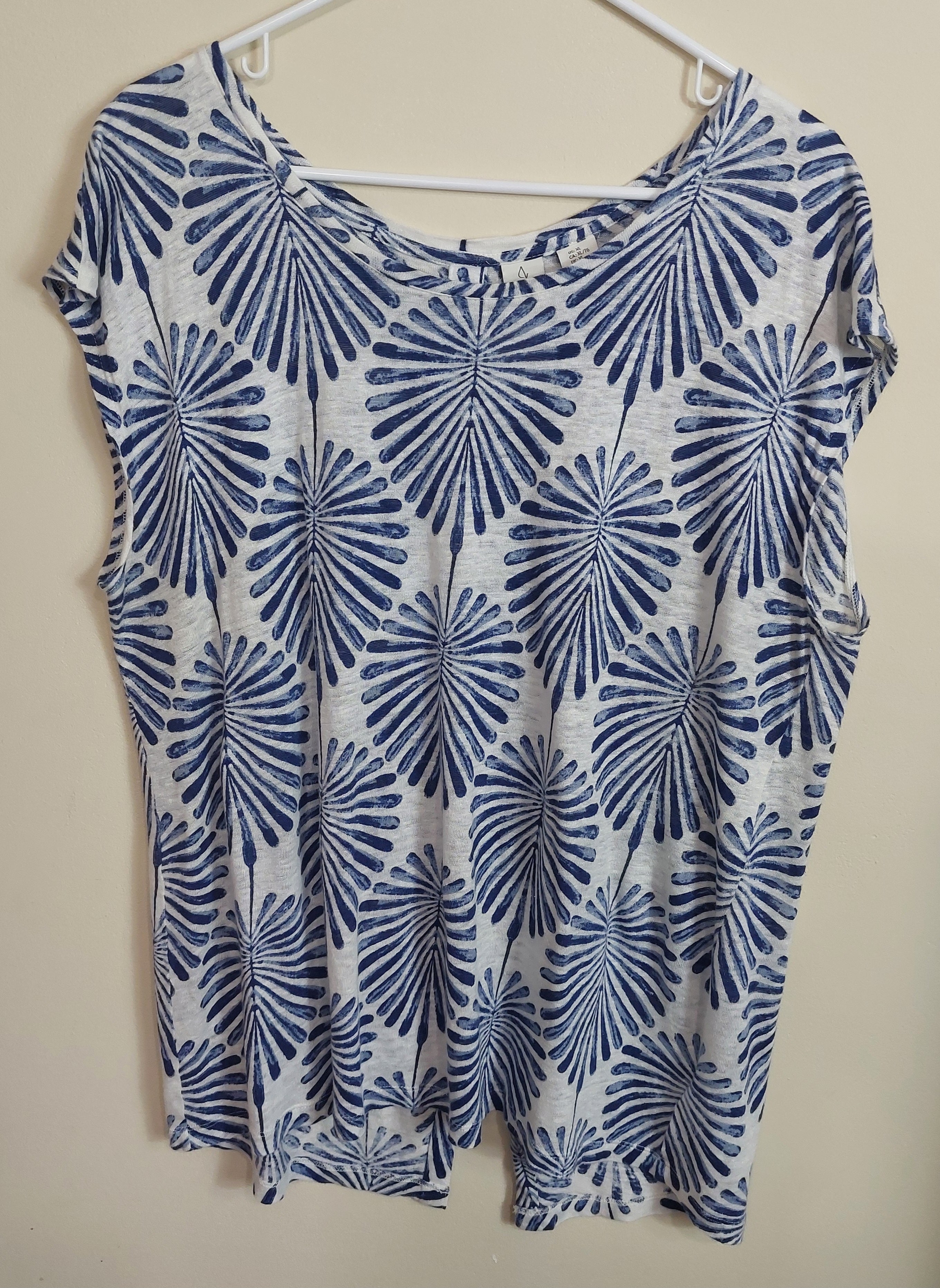 3 44 Joie Size XL Short Sleeve Top Blue and White 100% Linen Tropical Palm Leaf Print Top Lightweight designer linen top perfect for warm weather